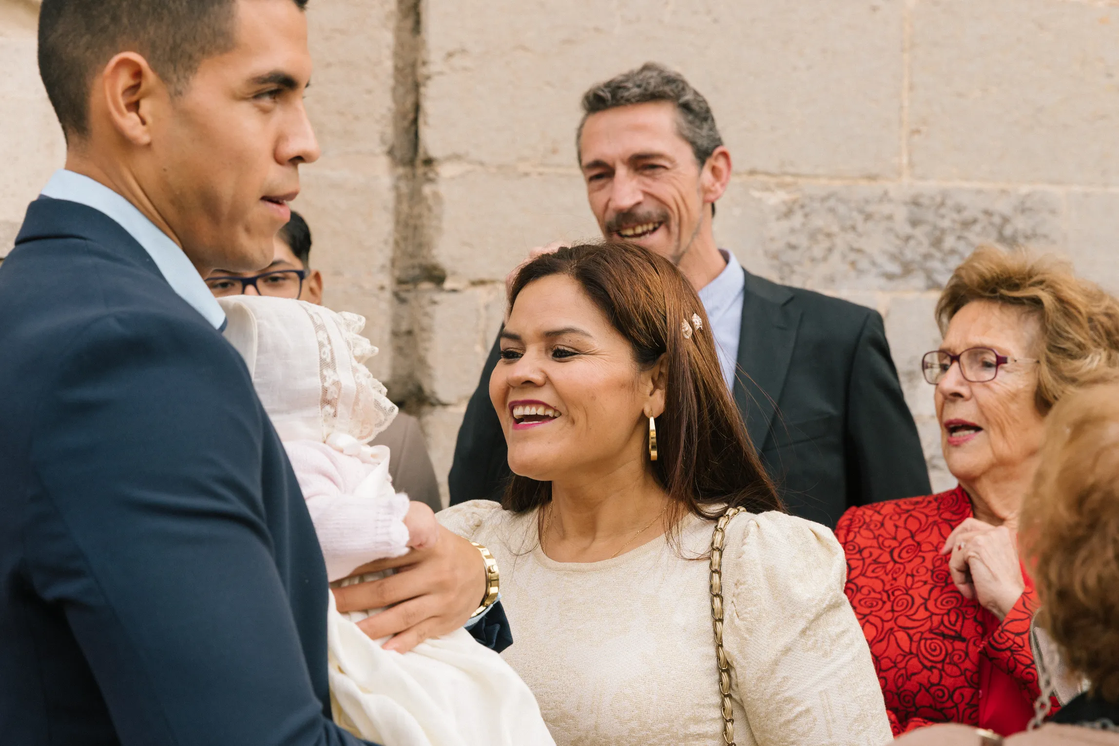 Padres sujetando a niña en el bautizo - Foto 6