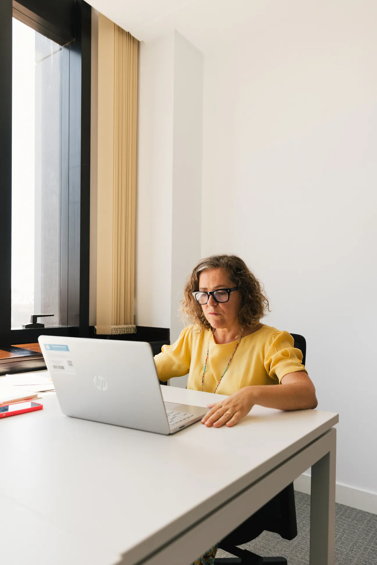 Foto de mujer trabajando en ordenador portátil - Foto 1