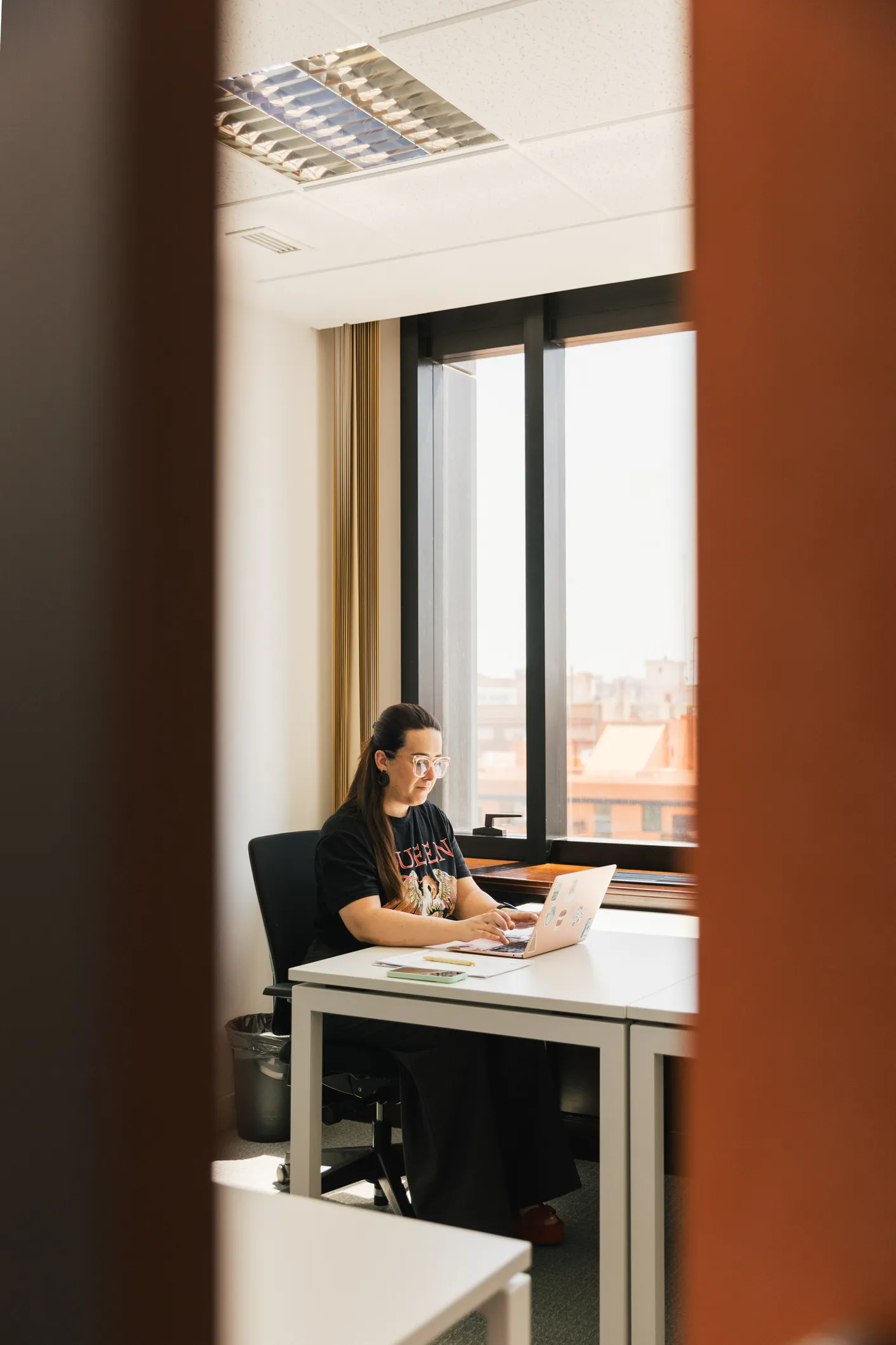 Foto de mujer trabajando en ordenador portátil - Foto 10