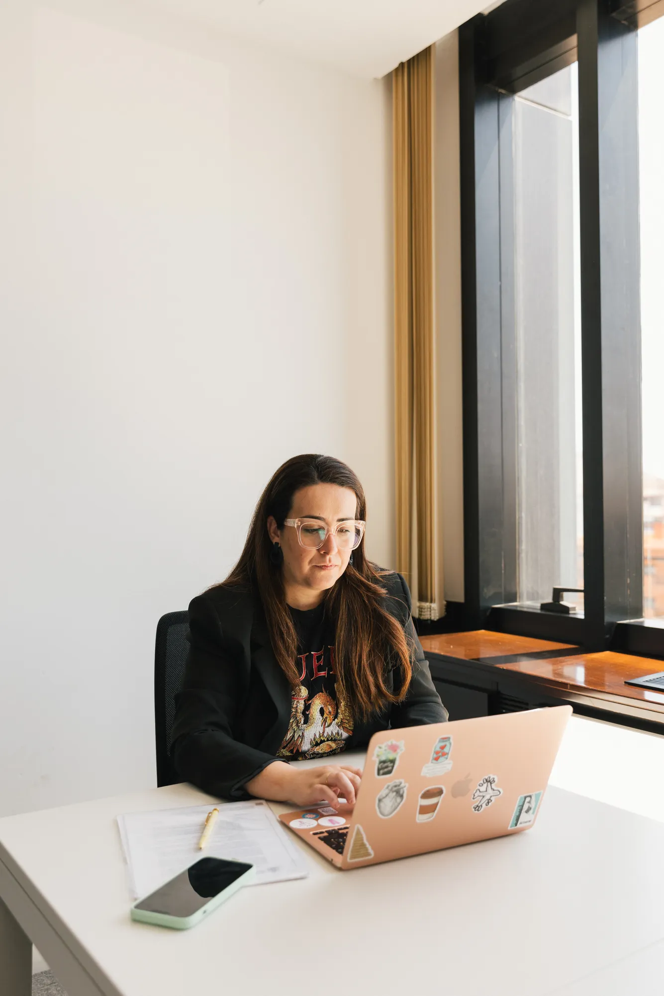 Foto de mujer trabajando en ordenador portátil - Foto 2