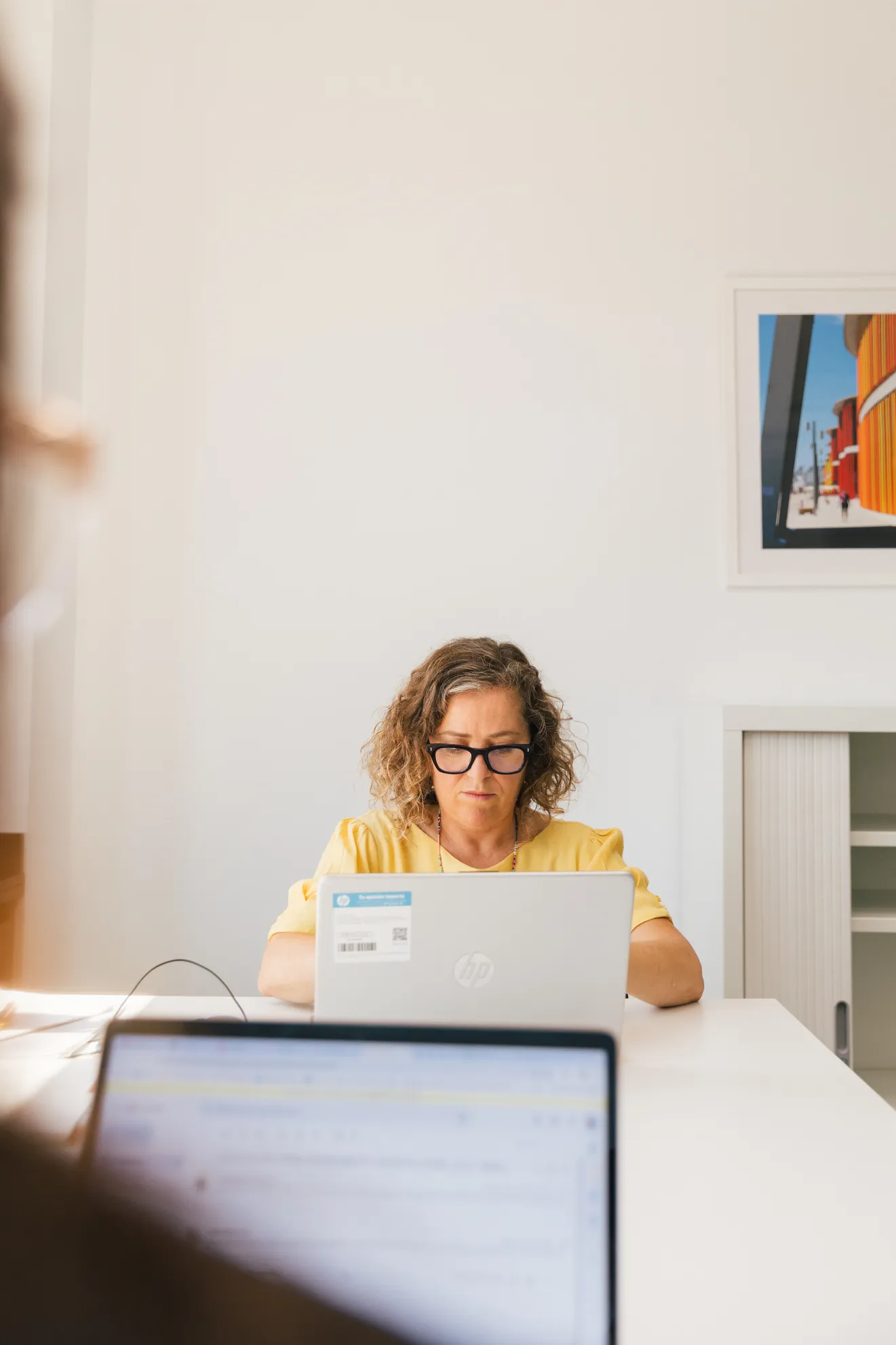 Foto de mujer trabajando en ordenador portátil - Foto 4