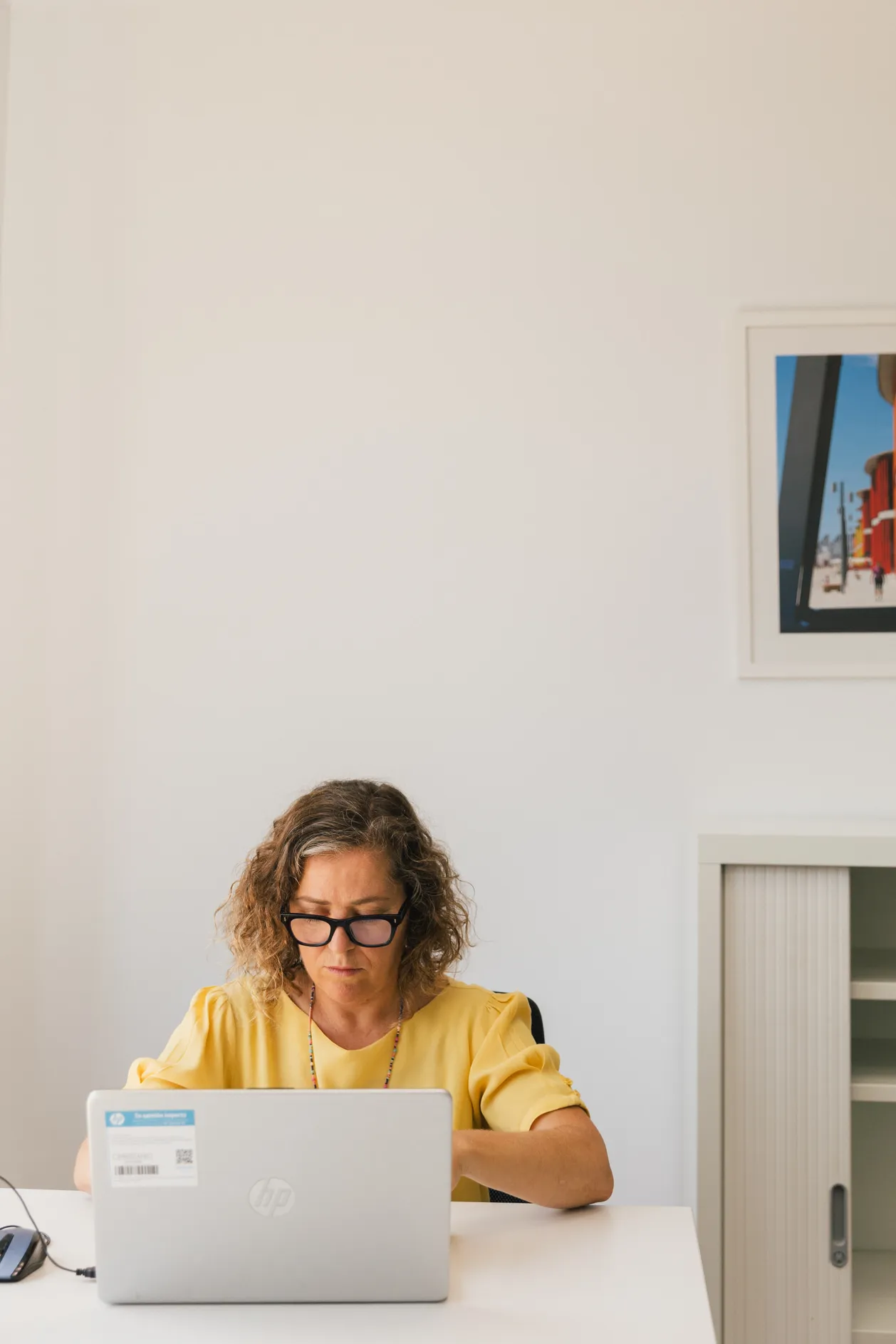 Foto de mujer trabajando en ordenador portátil - Foto 6