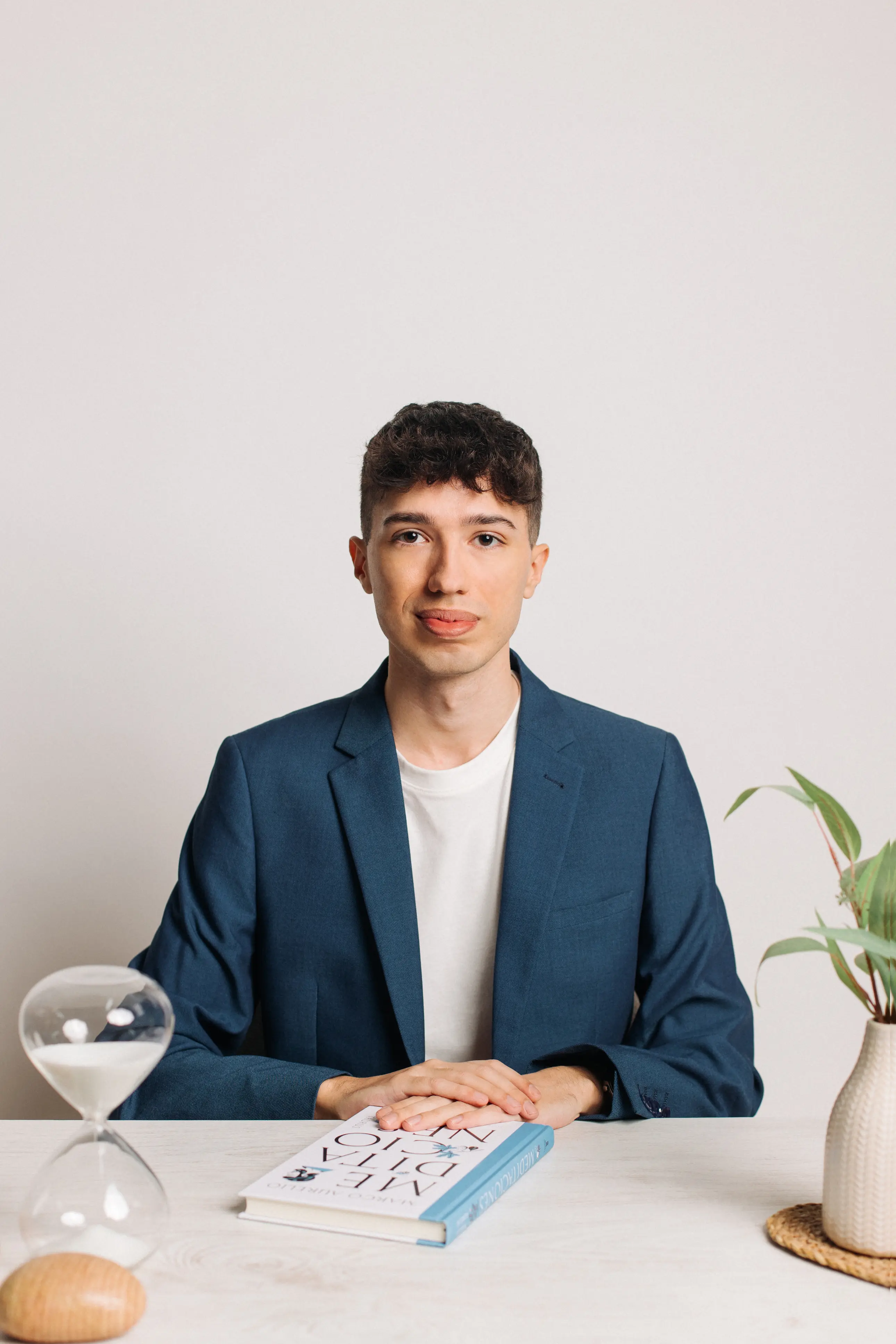 Foto psicólogo en una mesa de consulta listo para atender a sus pacientes - Foto 4