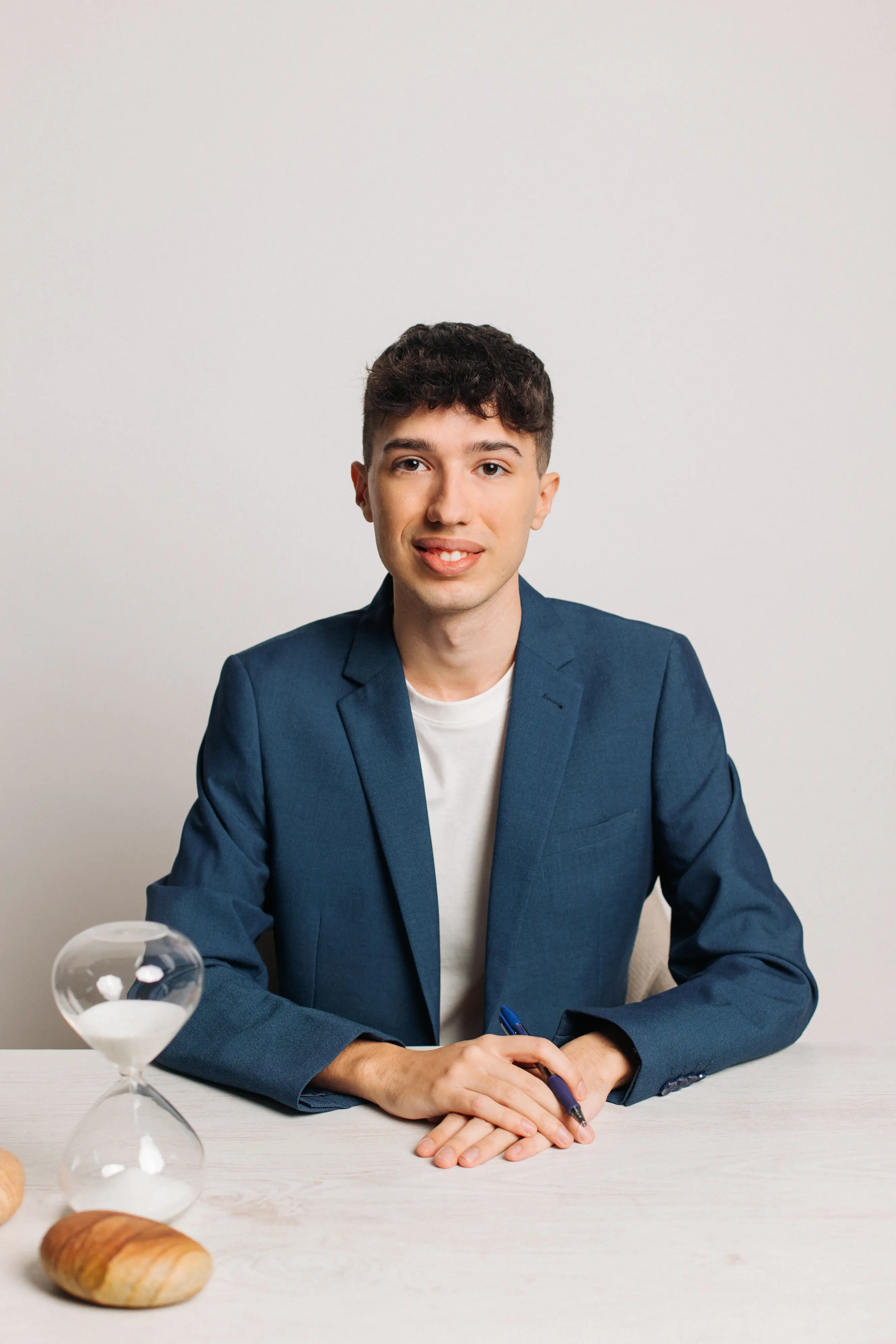 Foto psicólogo en una mesa de consulta listo para atender a sus pacientes - Foto 6