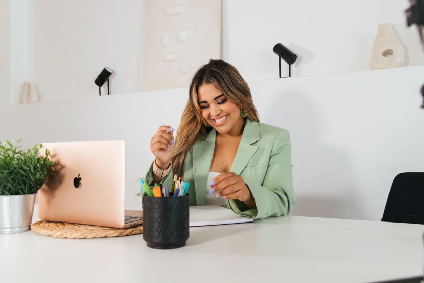 Foto de mujer trabajando en ordenador portátil - Foto 18