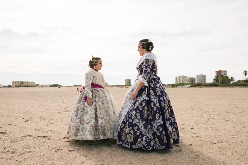 Madre e hija vestidas de fallera mirando hacia el mar en Valencia - Foto 1