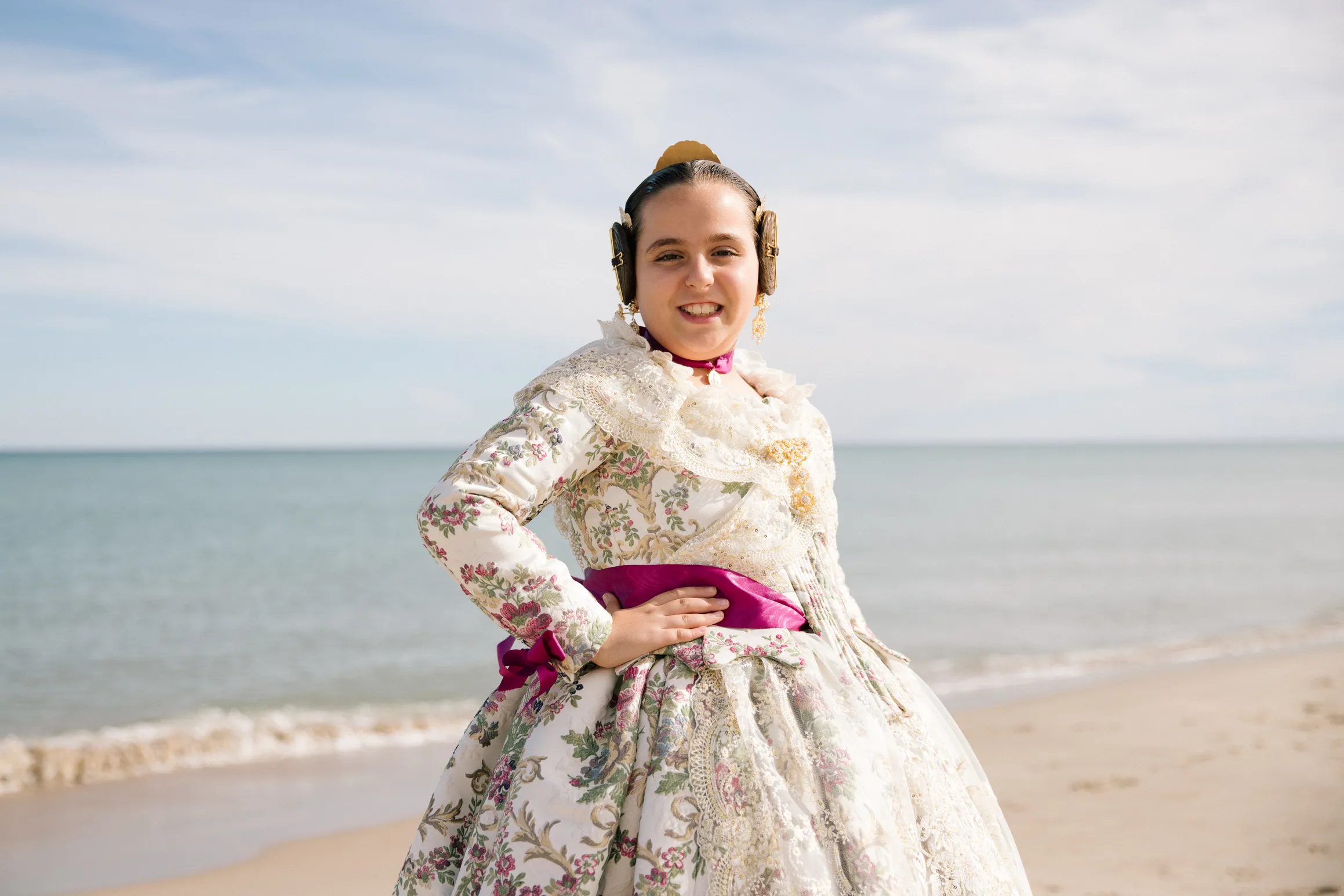 Madre e hija vestidas de fallera mirando hacia el mar en Valencia - Foto 10