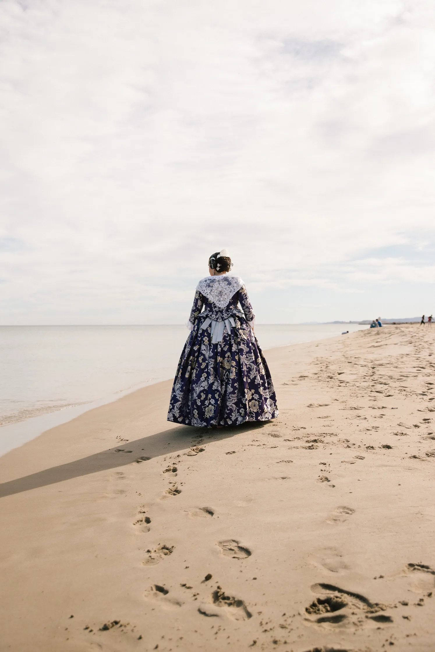 Madre e hija vestidas de fallera mirando hacia el mar en Valencia - Foto 15