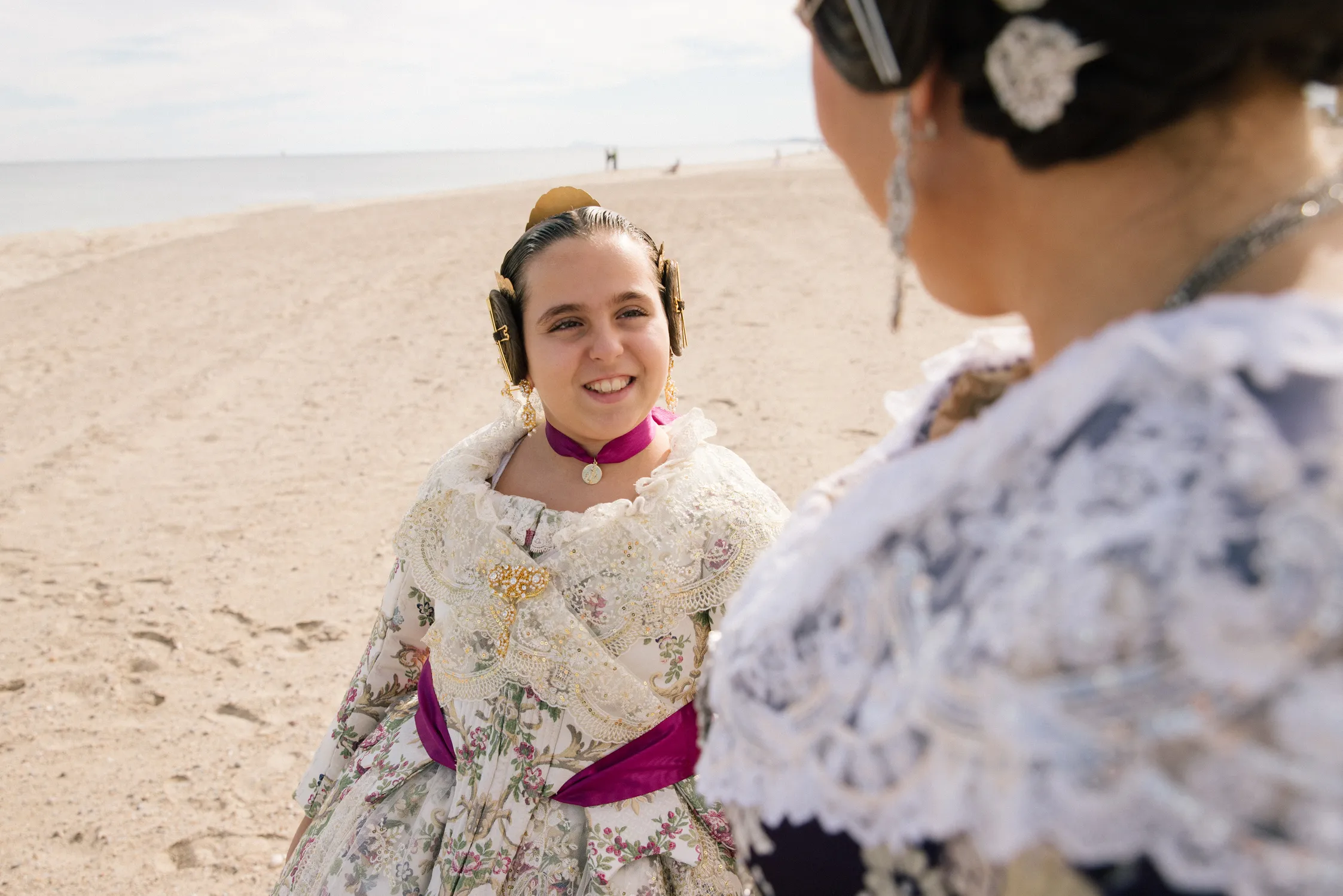 Madre e hija vestidas de fallera mirando hacia el mar en Valencia - Foto 2