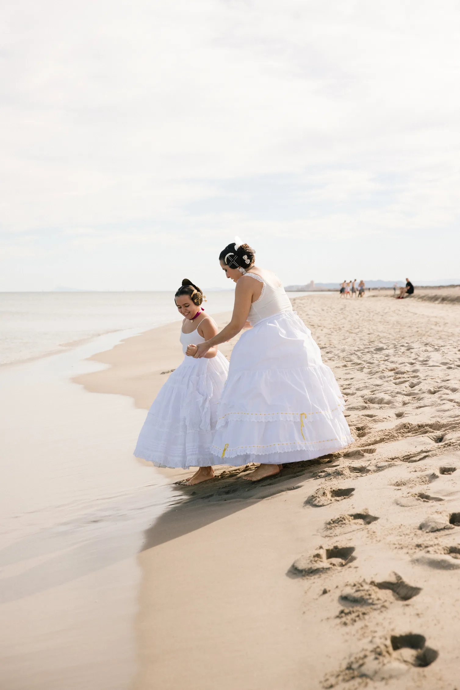 Madre e hija vestidas de fallera mirando hacia el mar en Valencia - Foto 21