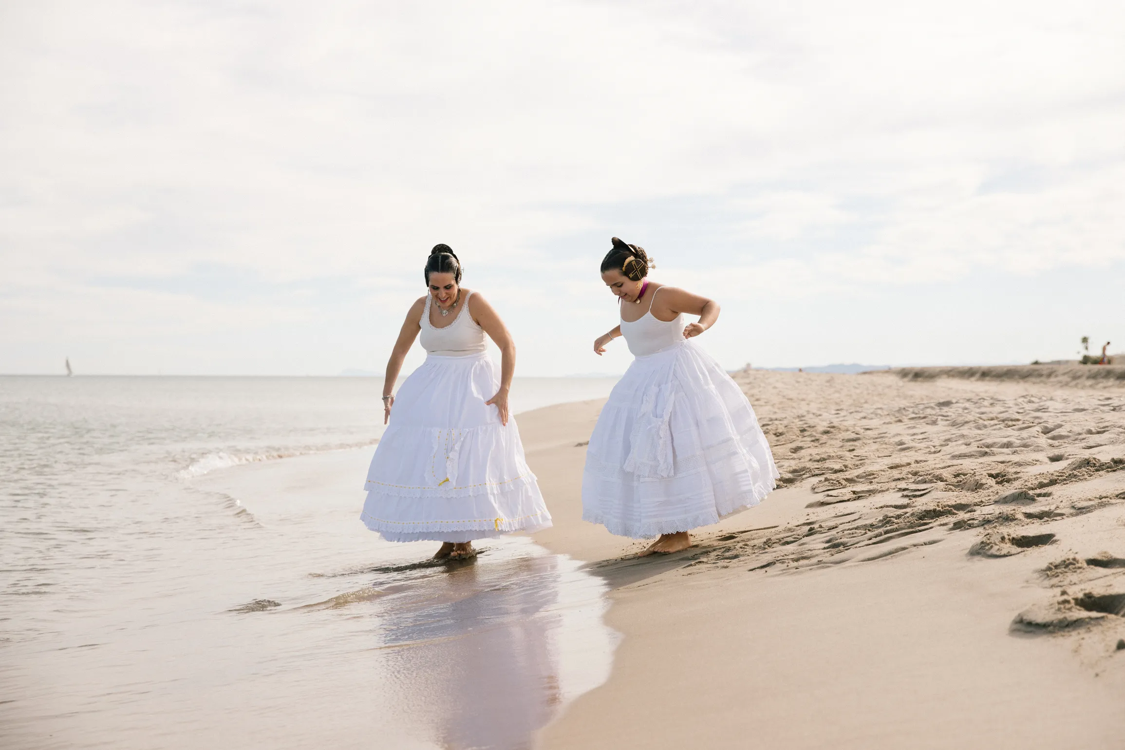 Madre e hija vestidas de fallera mirando hacia el mar en Valencia - Foto 22