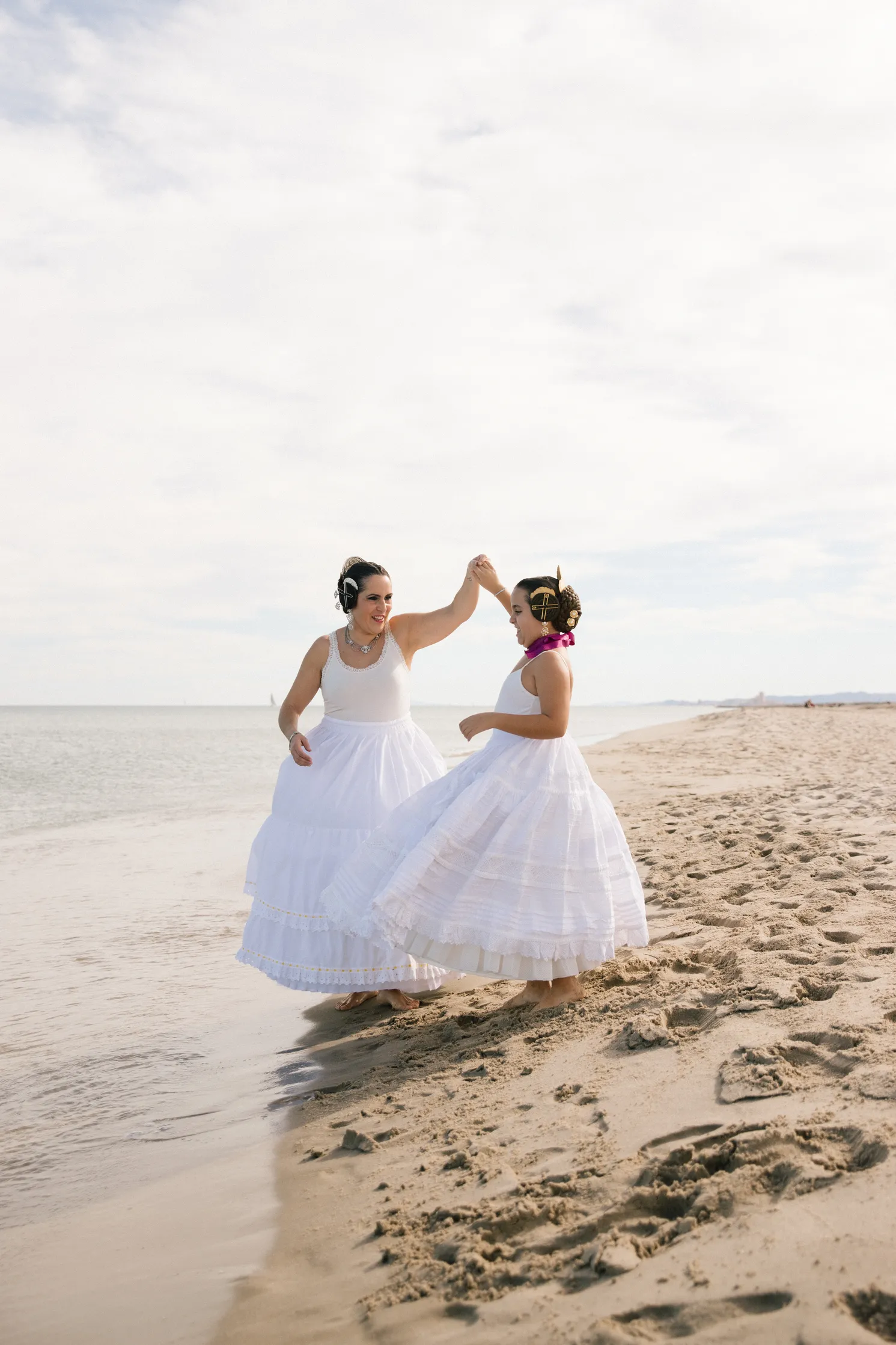 Madre e hija vestidas de fallera mirando hacia el mar en Valencia - Foto 23