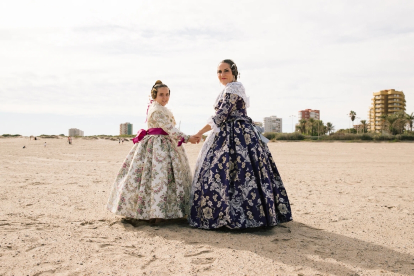 Madre e hija vestidas de fallera mirando hacia el mar en Valencia - Foto 3