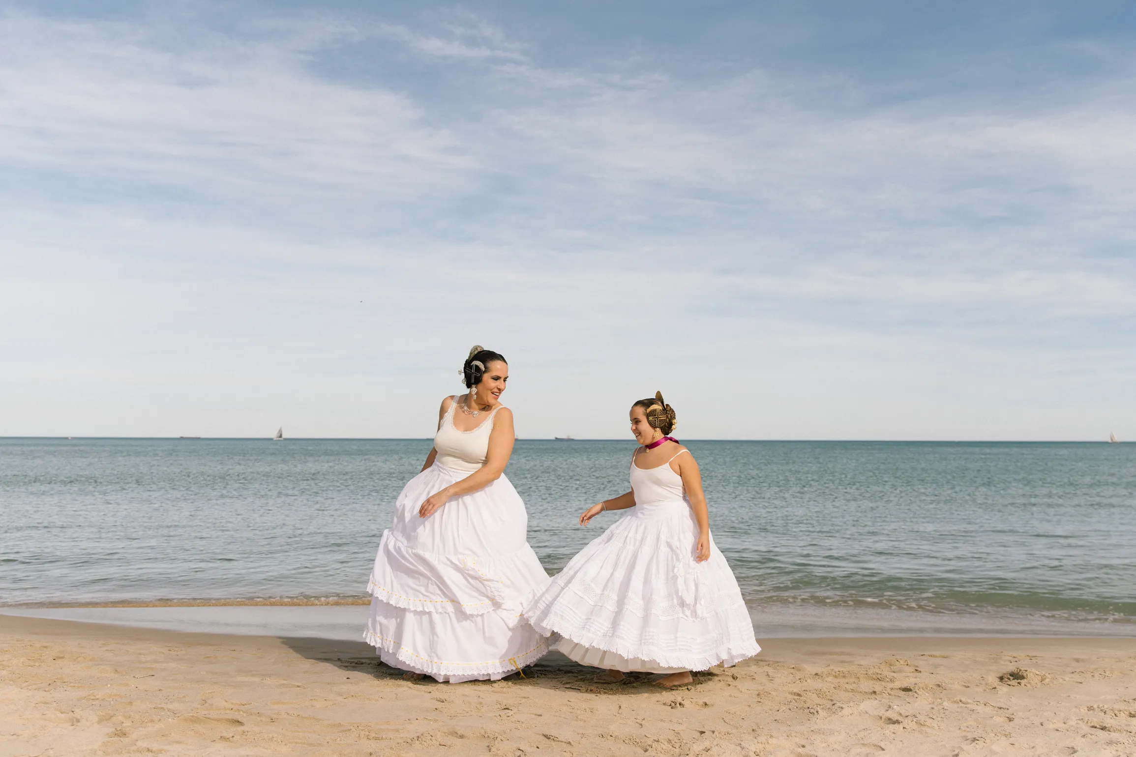 Madre e hija vestidas de fallera mirando hacia el mar en Valencia - Foto 30