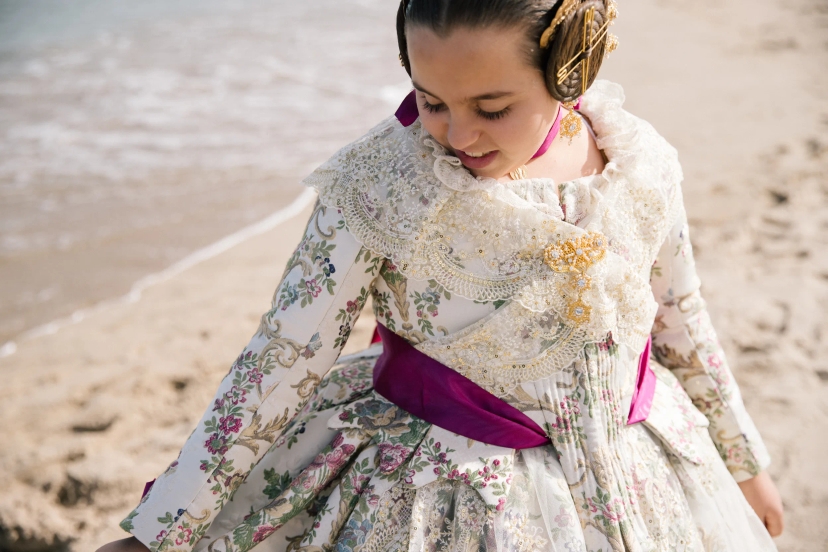 Madre e hija vestidas de fallera mirando hacia el mar en Valencia - Foto 9