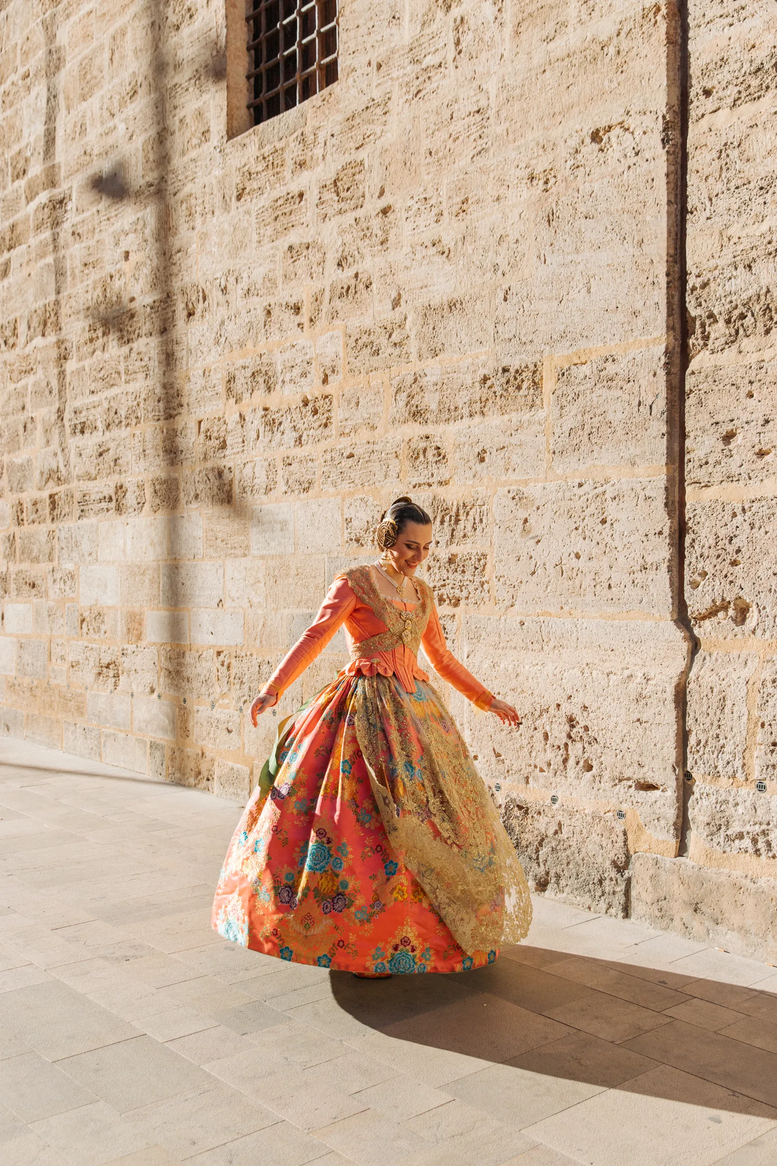 Mujer vestida de fallera mirando a fuente de Valencia - Foto 10