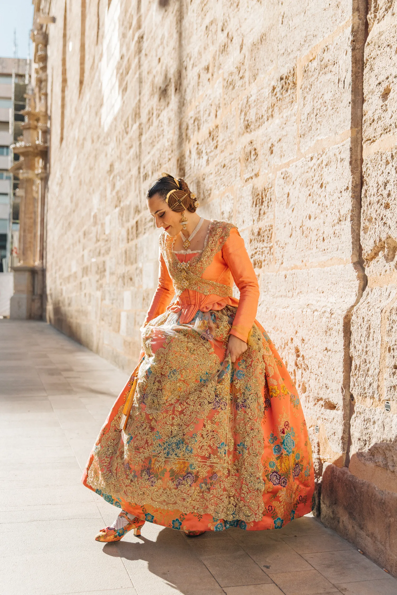 Mujer vestida de fallera mirando a fuente de Valencia - Foto 11