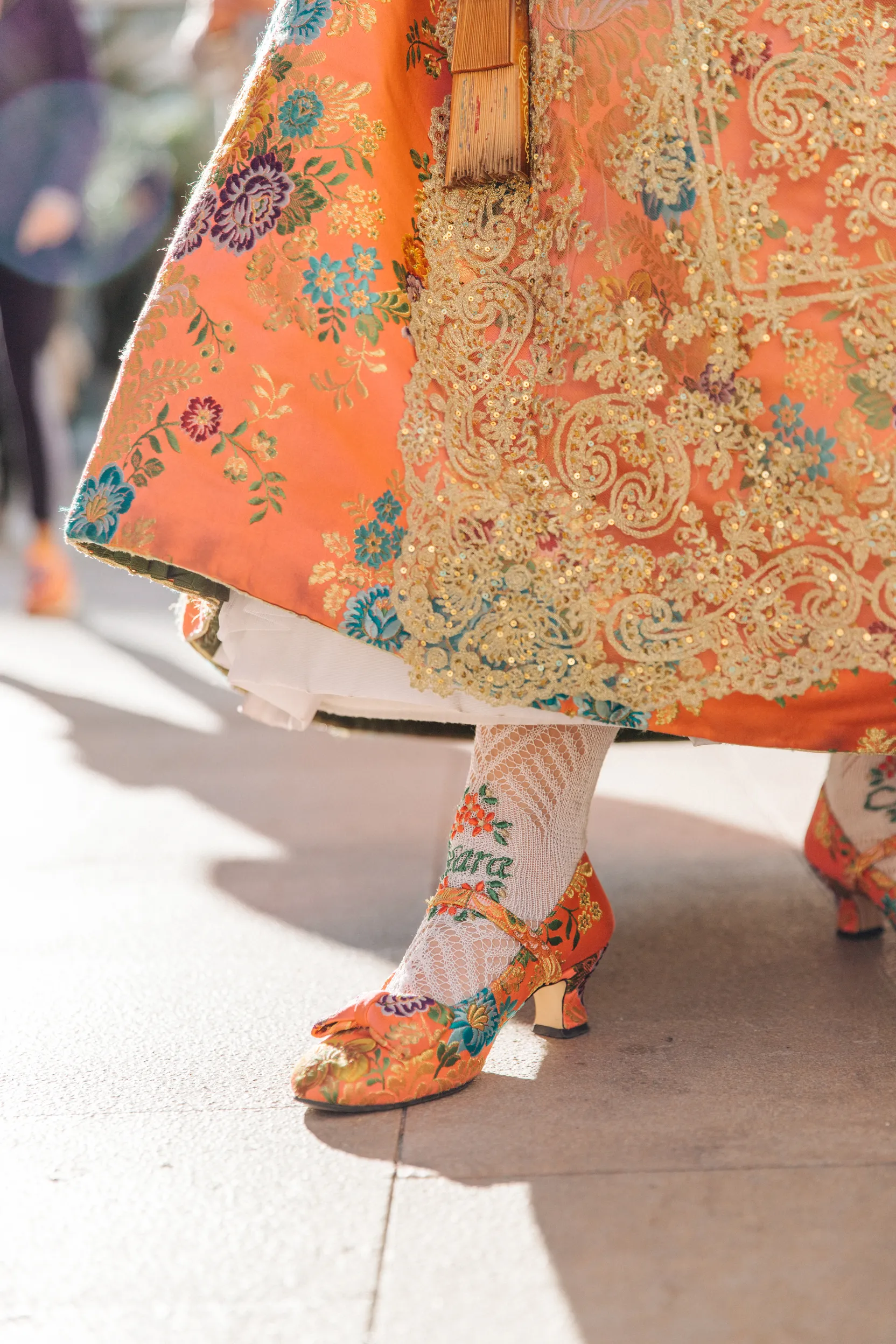 Mujer vestida de fallera mirando a fuente de Valencia - Foto 12