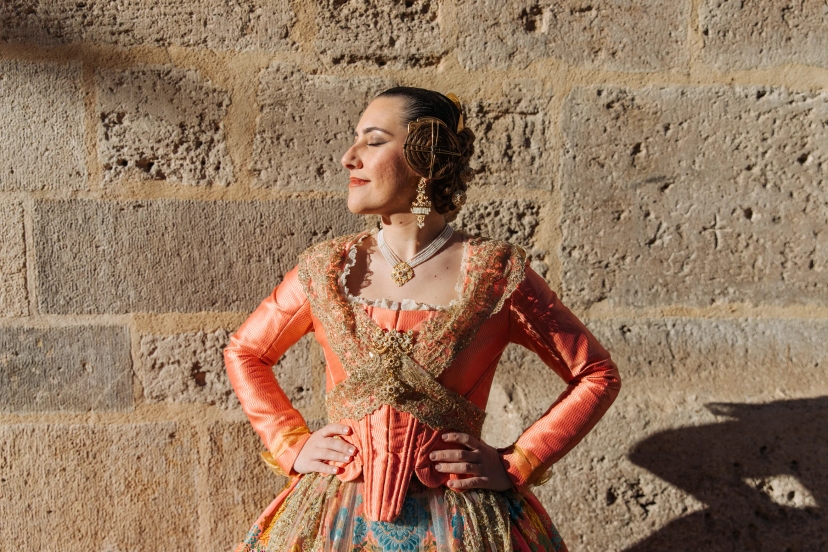 Mujer vestida de fallera mirando a fuente de Valencia - Foto 13