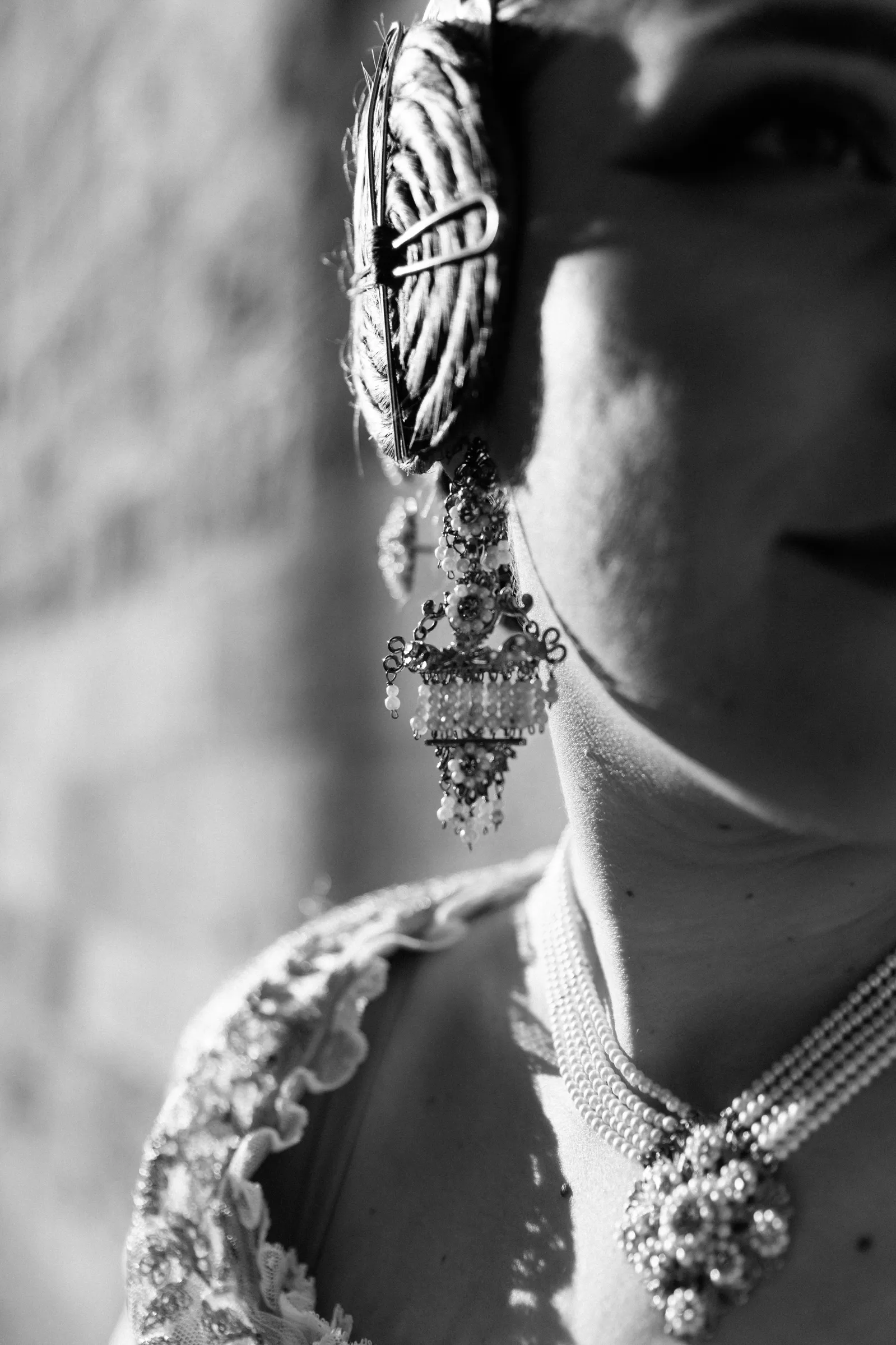 Mujer vestida de fallera mirando a fuente de Valencia - Foto 14