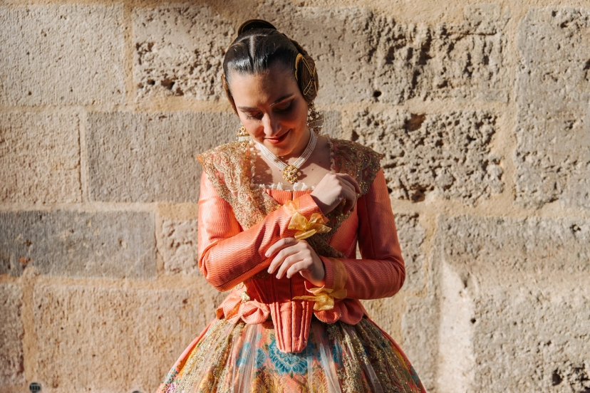 Mujer vestida de fallera mirando a fuente de Valencia - Foto 15