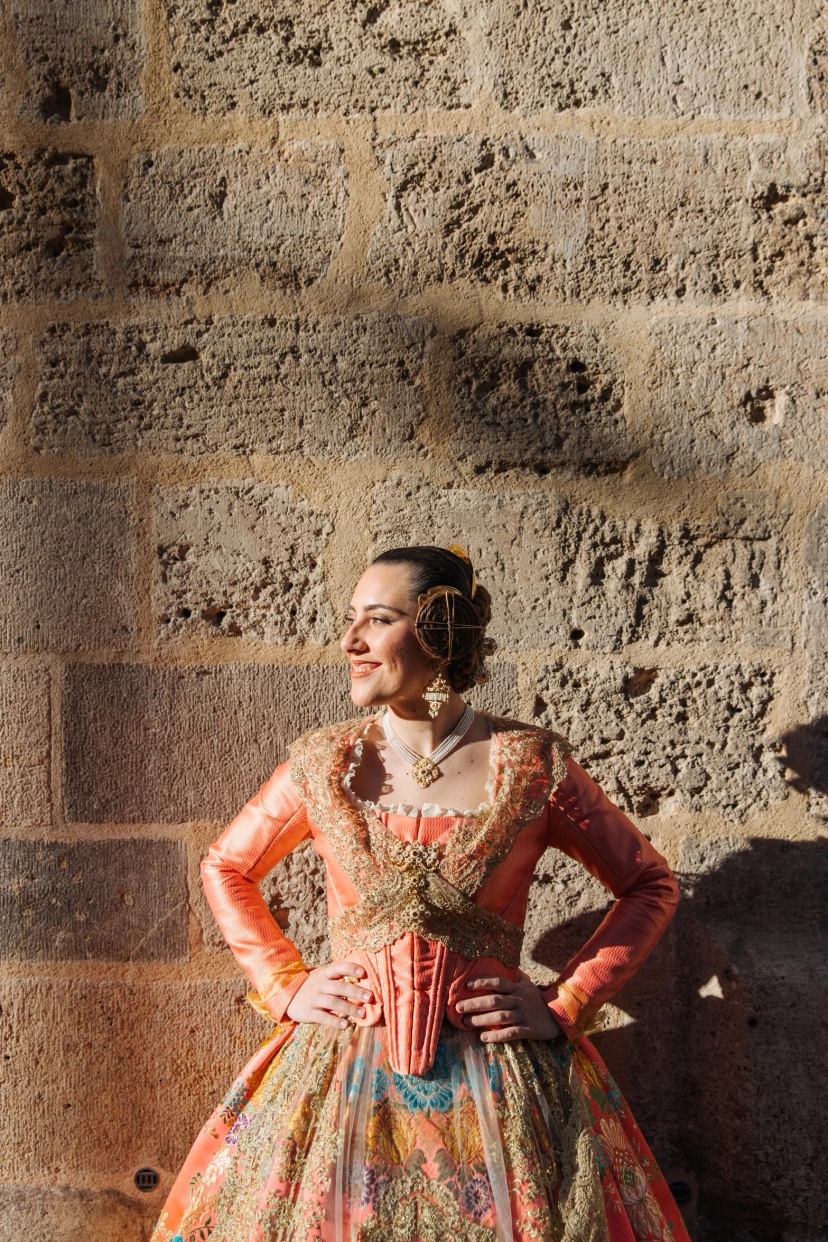 Mujer vestida de fallera mirando a fuente de Valencia - Foto 16