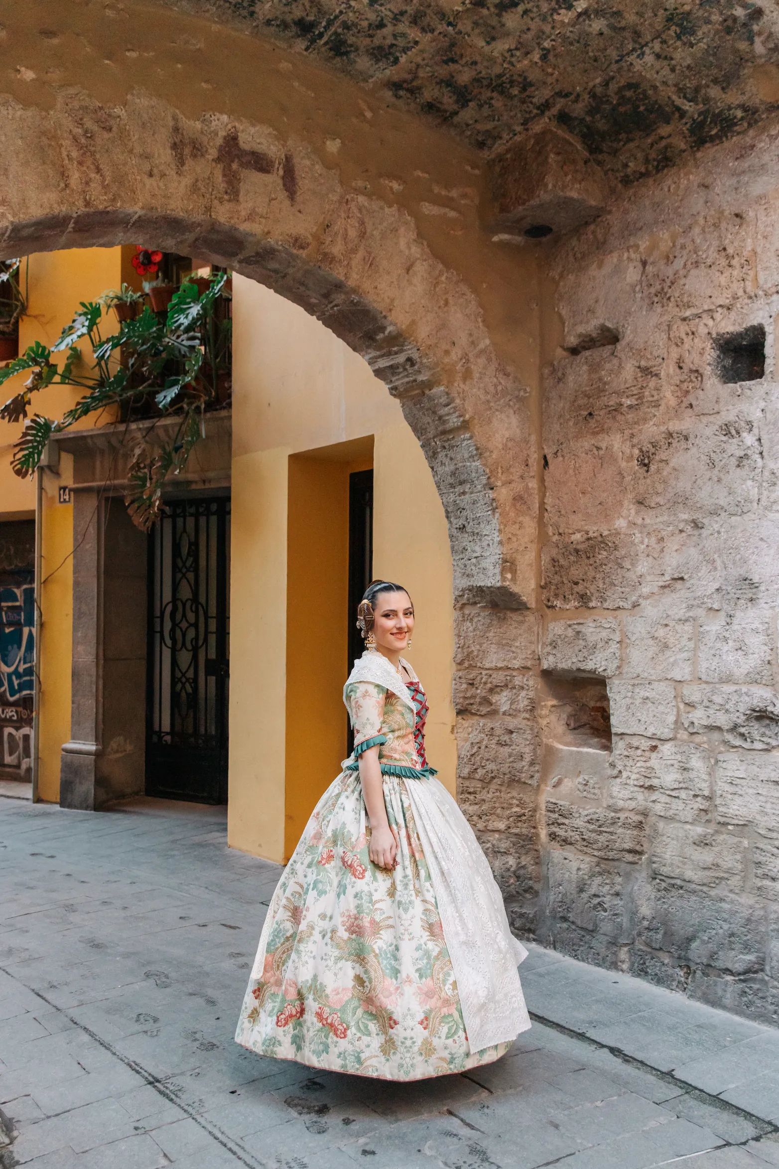 Mujer vestida de fallera mirando a fuente de Valencia - Foto 17