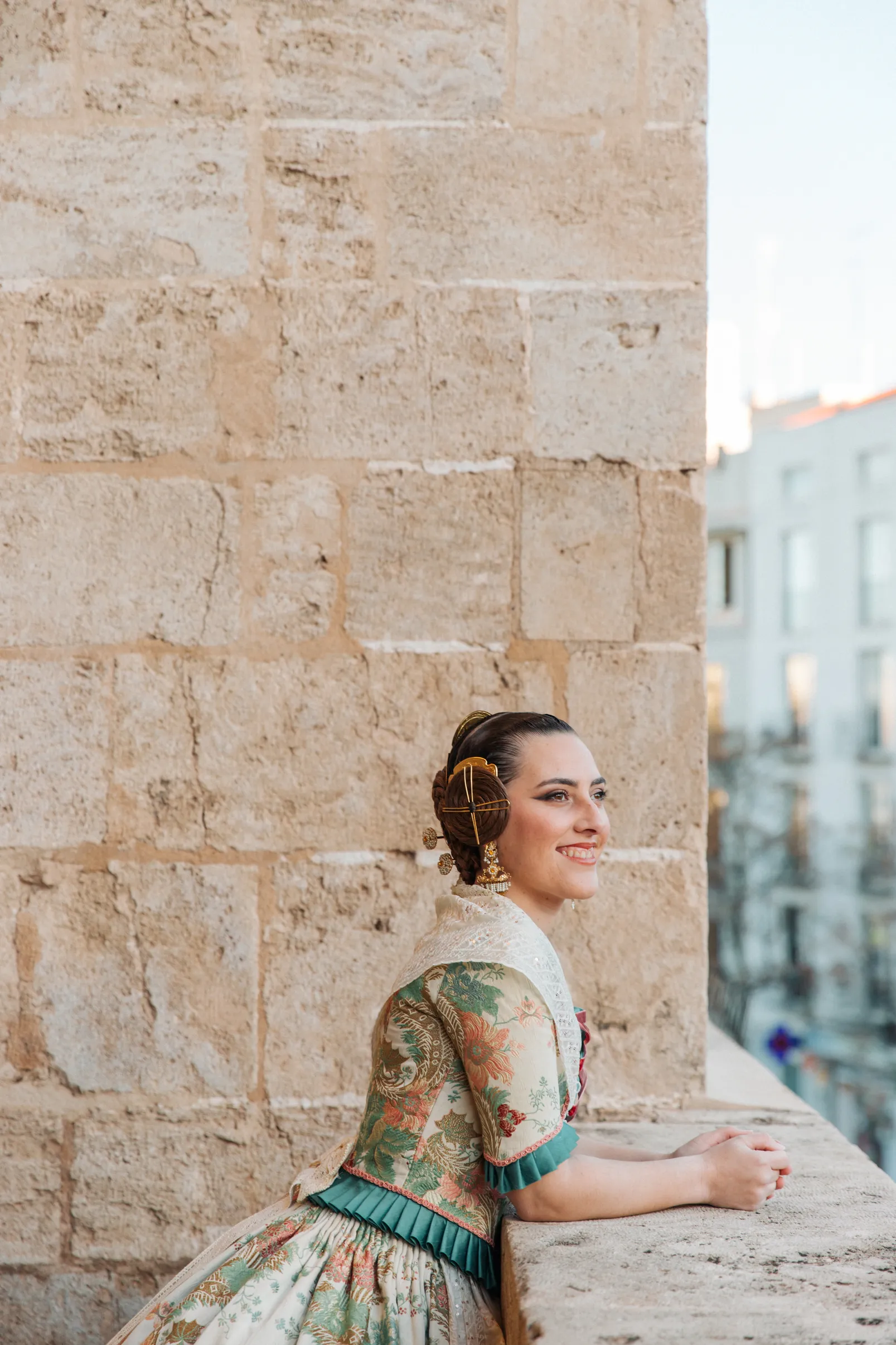 Mujer vestida de fallera mirando a fuente de Valencia - Foto 18