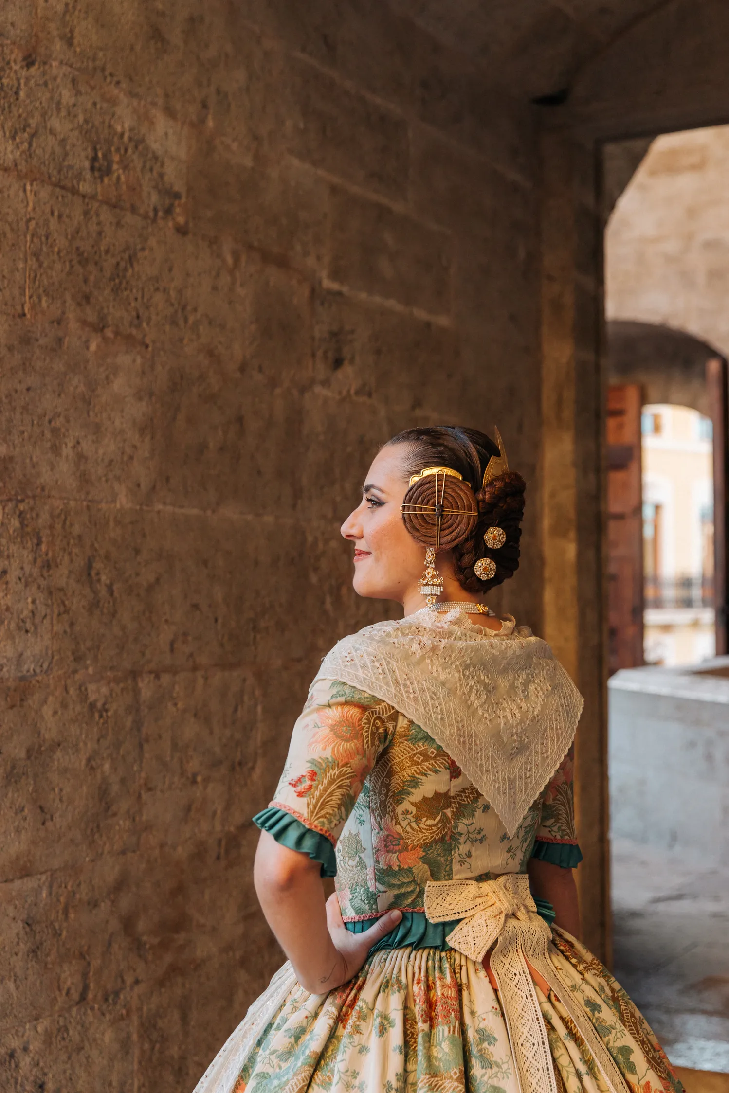 Mujer vestida de fallera mirando a fuente de Valencia - Foto 19