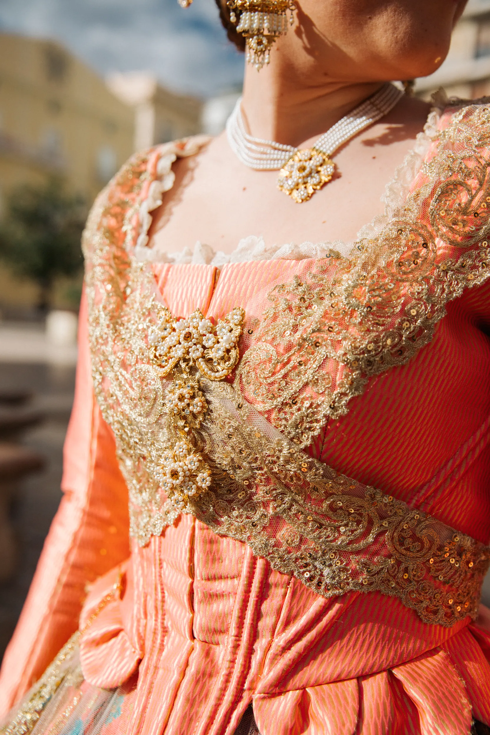 Mujer vestida de fallera mirando a fuente de Valencia - Foto 2