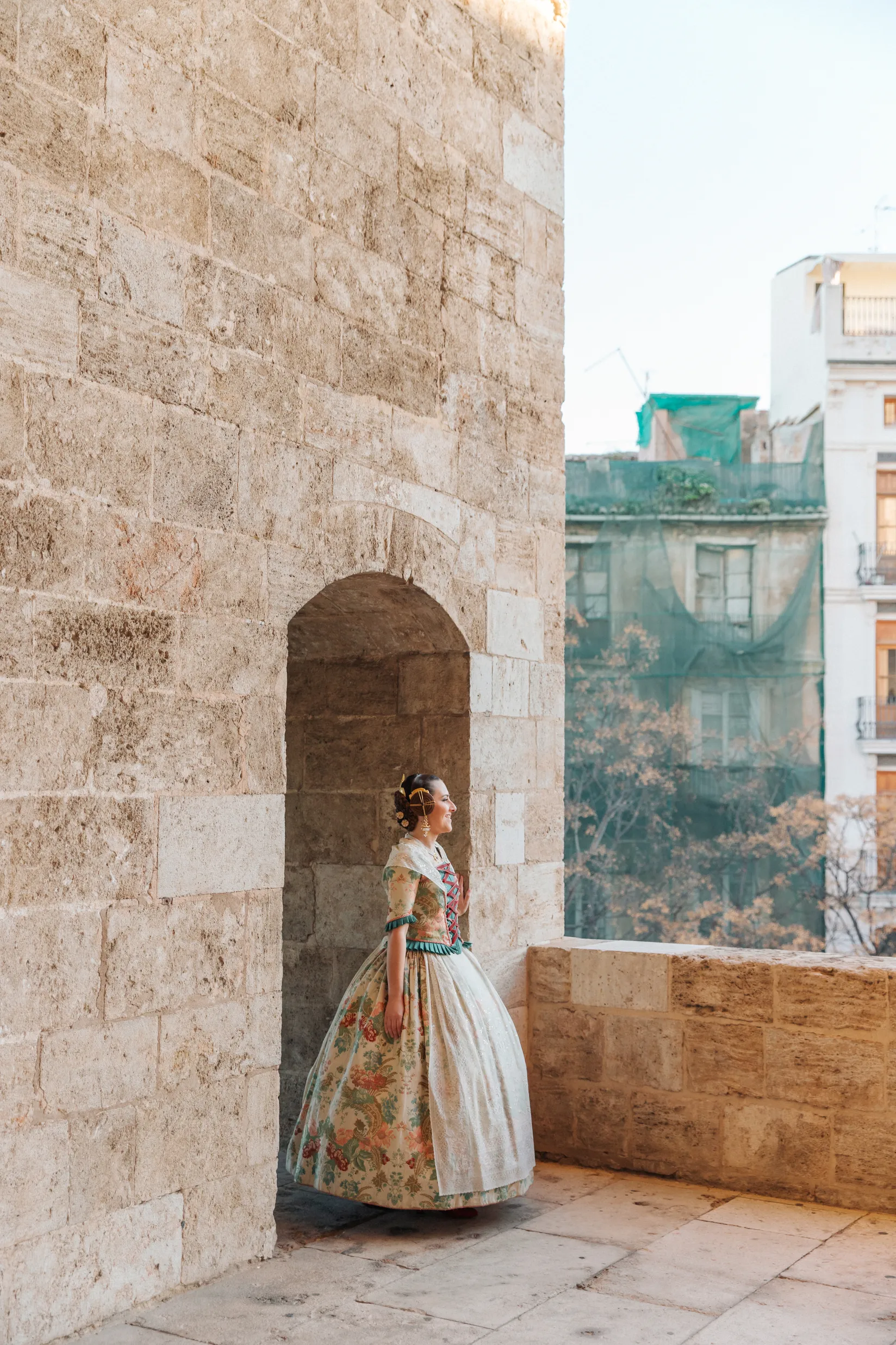 Mujer vestida de fallera mirando a fuente de Valencia - Foto 20
