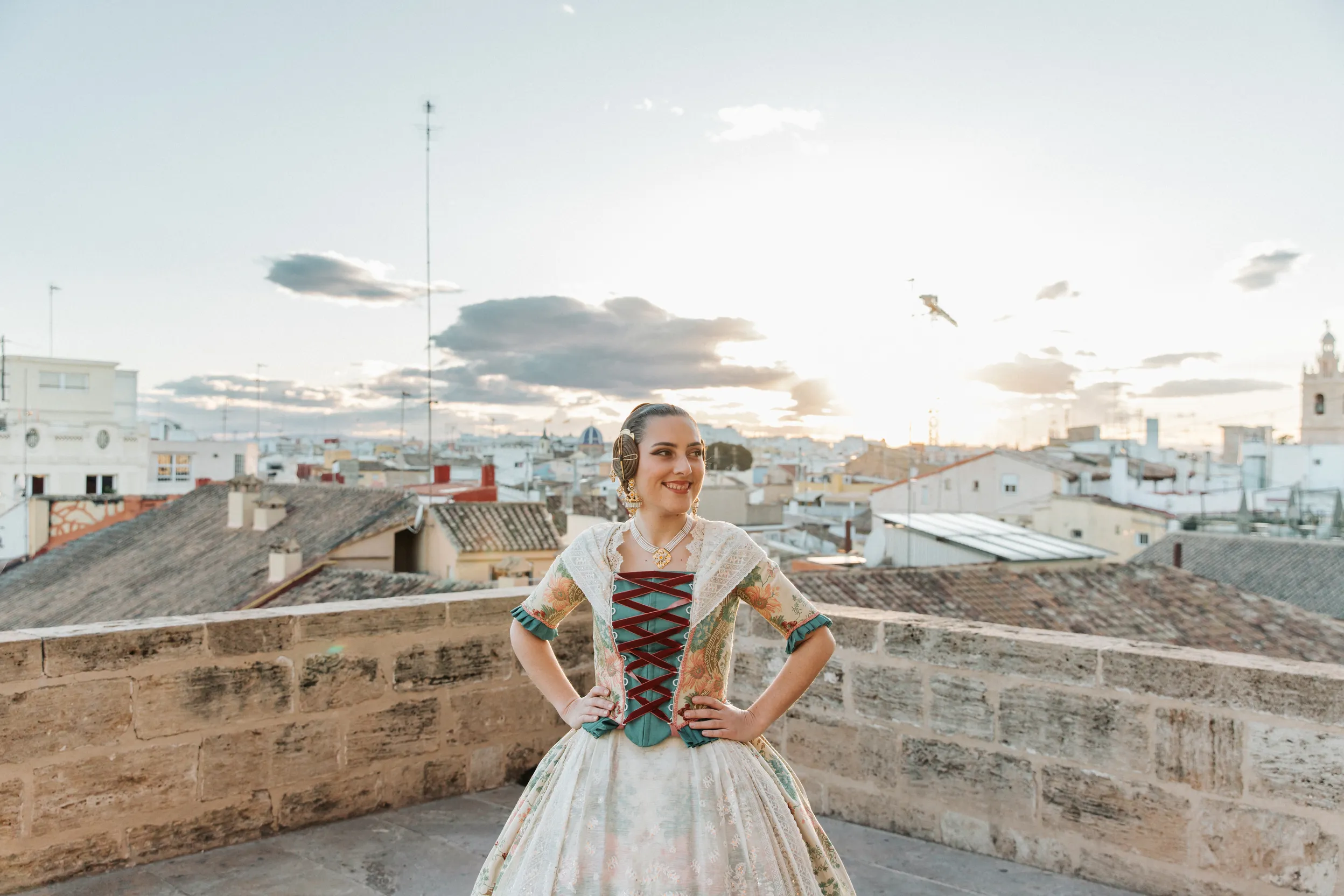 Mujer vestida de fallera mirando a fuente de Valencia - Foto 24
