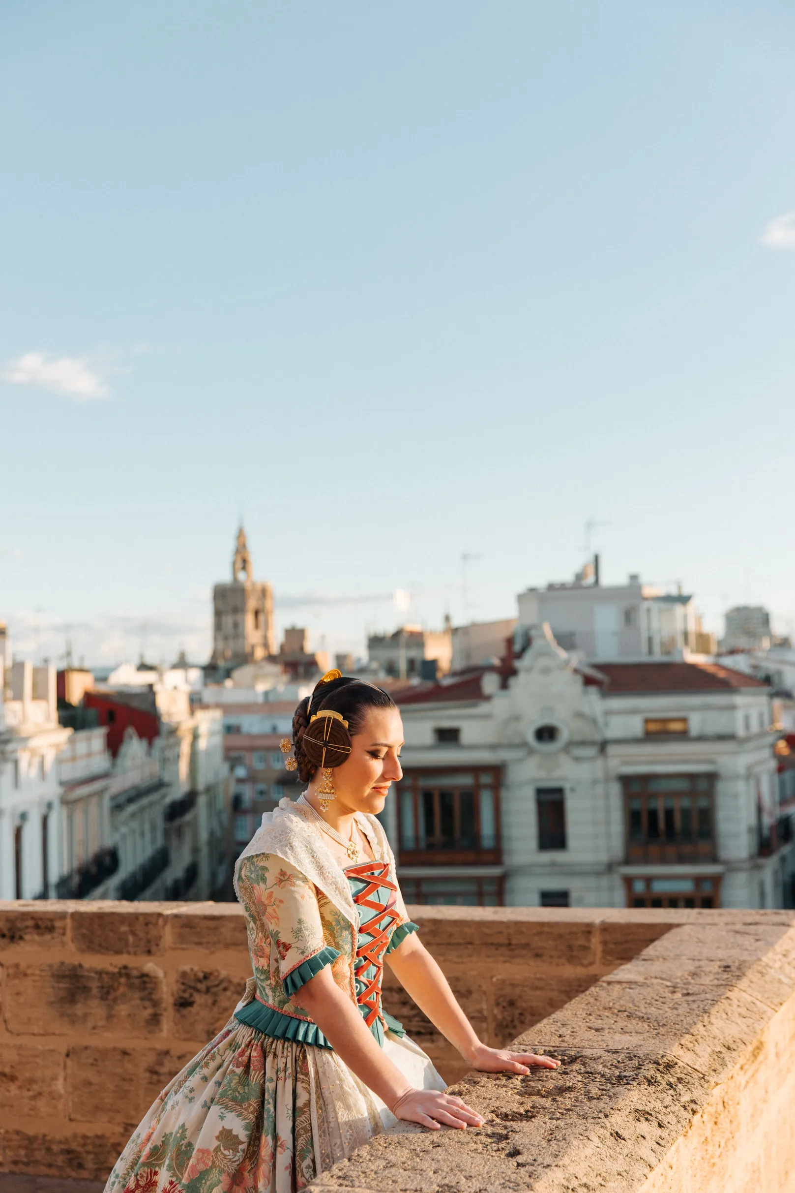 Mujer vestida de fallera mirando a fuente de Valencia - Foto 25