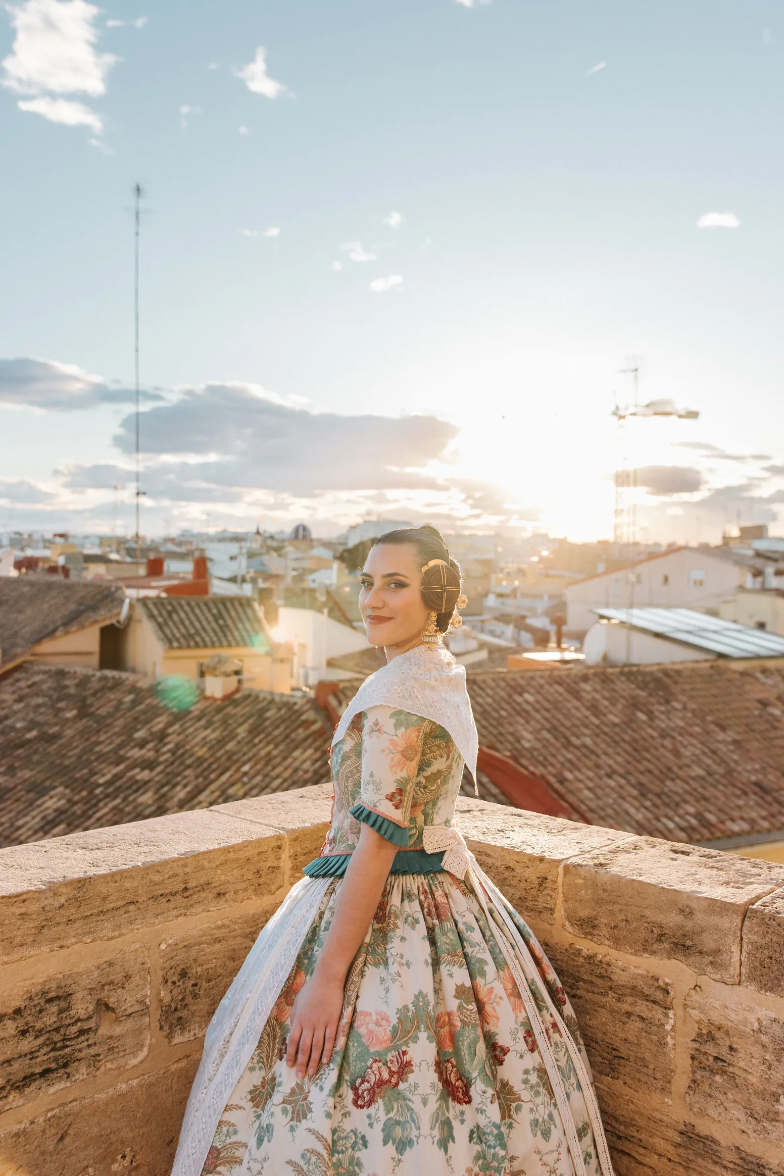 Mujer vestida de fallera mirando a fuente de Valencia - Foto 26