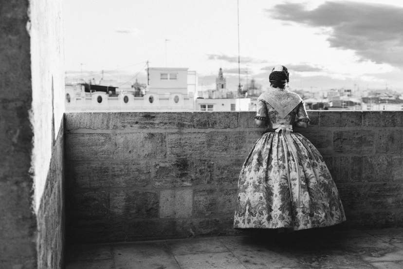 Mujer vestida de fallera mirando a fuente de Valencia - Foto 27