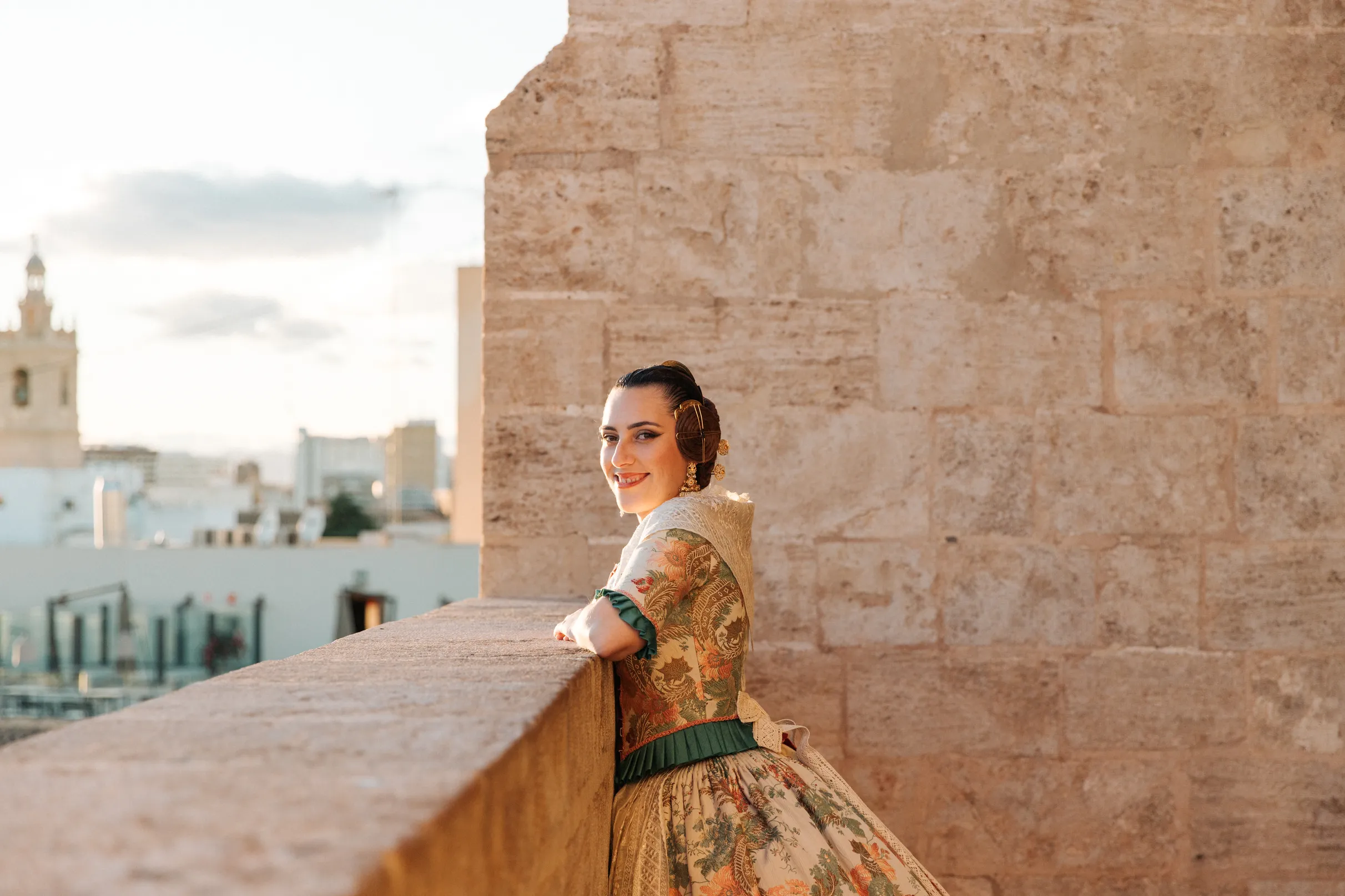 Mujer vestida de fallera mirando a fuente de Valencia - Foto 28