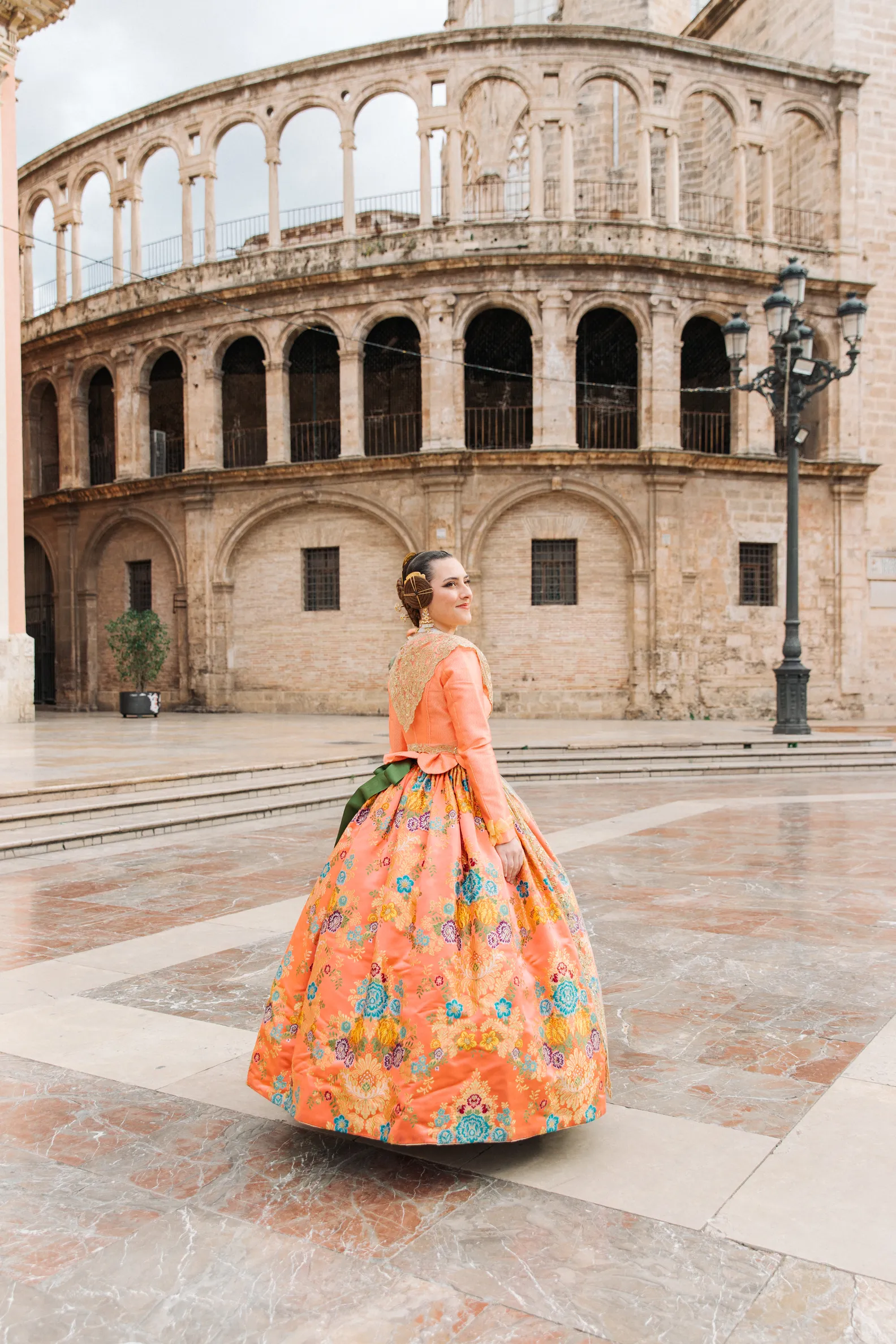 Mujer vestida de fallera mirando a fuente de Valencia - Foto 3