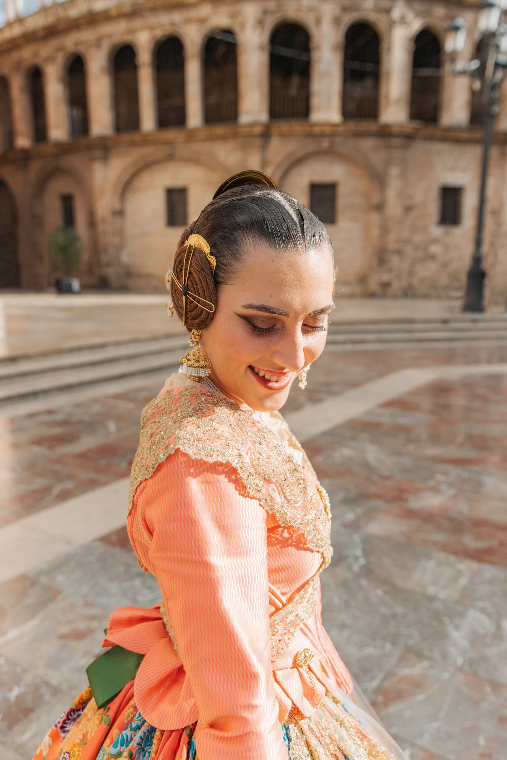 Mujer vestida de fallera mirando a fuente de Valencia - Foto 4