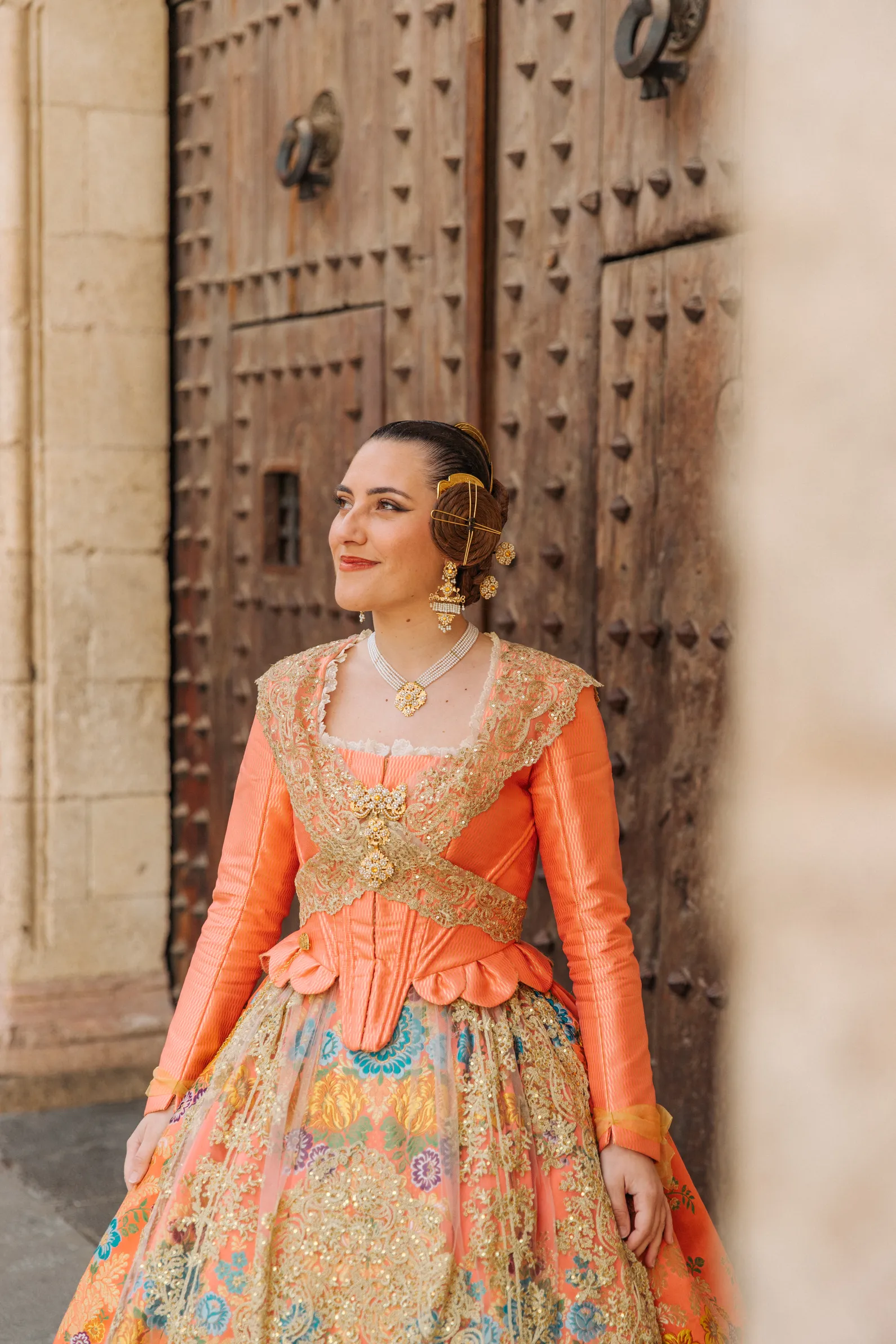 Mujer vestida de fallera mirando a fuente de Valencia - Foto 5