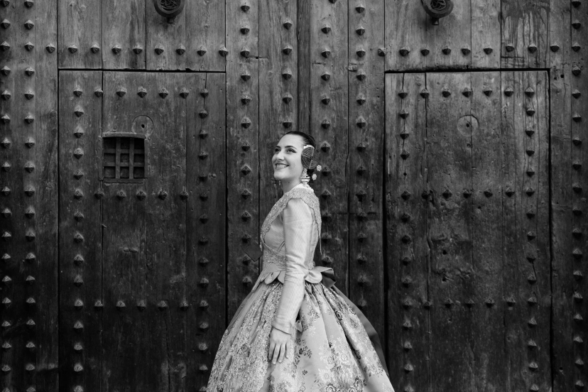 Mujer vestida de fallera mirando a fuente de Valencia - Foto 6