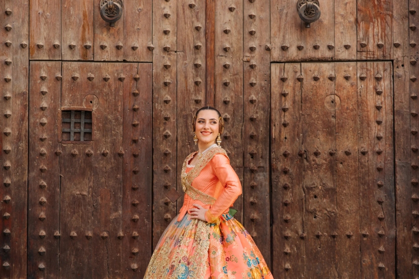 Mujer vestida de fallera mirando a fuente de Valencia - Foto 7