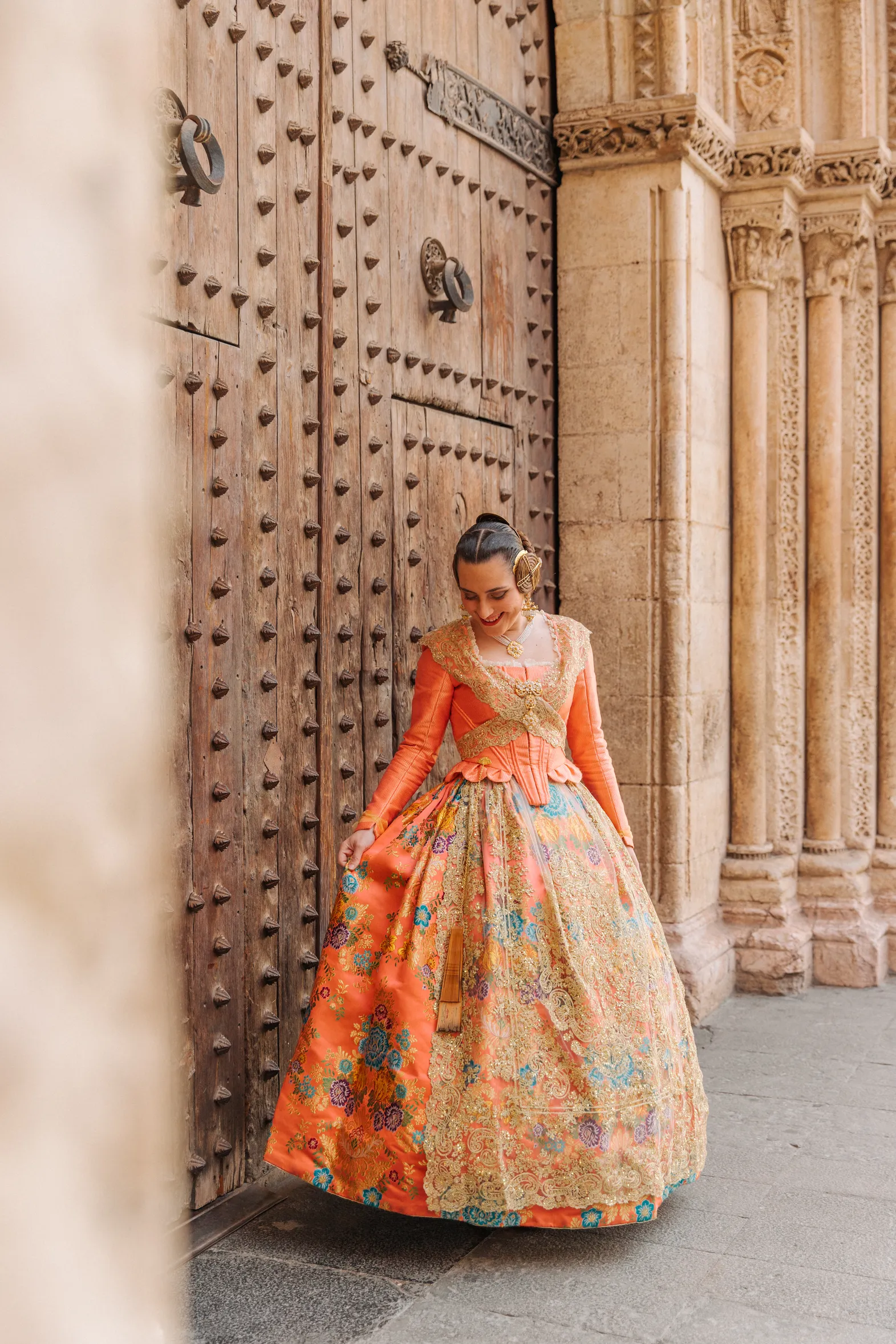 Mujer vestida de fallera mirando a fuente de Valencia - Foto 8