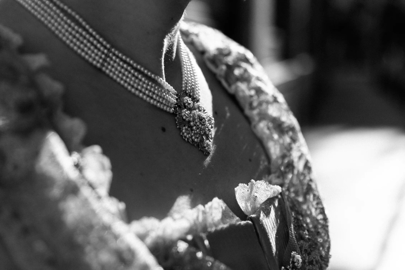 Mujer vestida de fallera mirando a fuente de Valencia - Foto 9