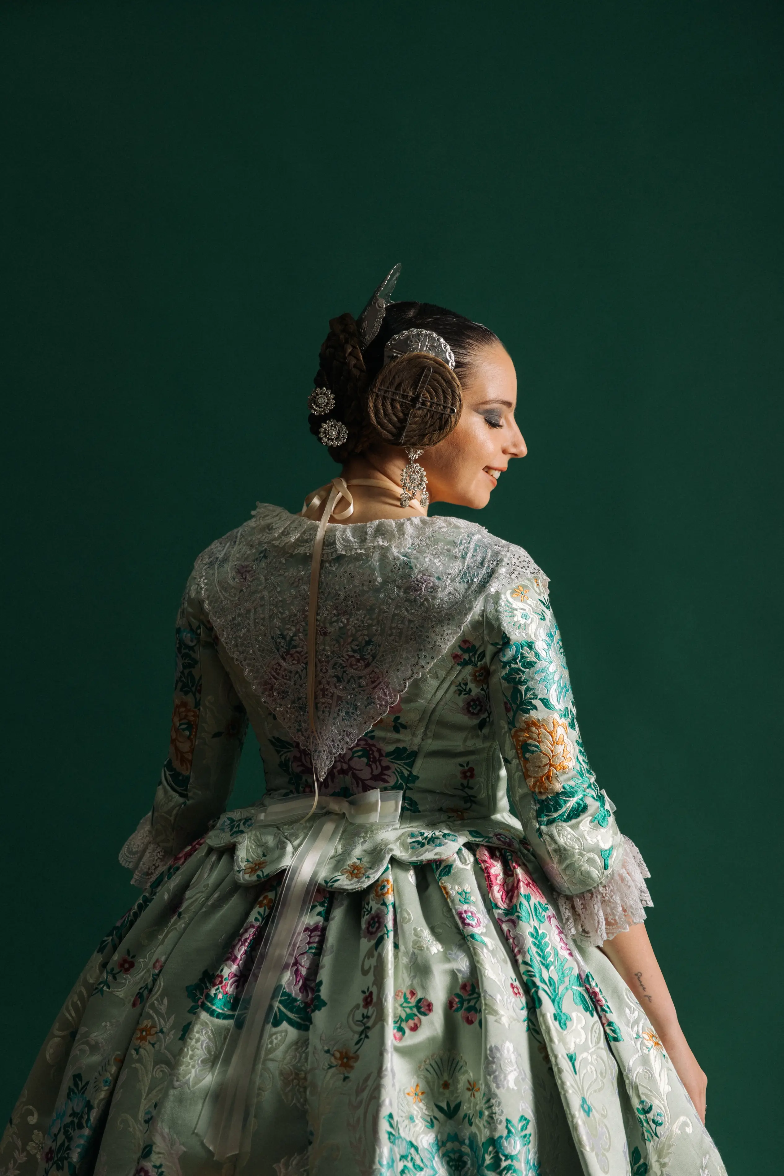 Mujer vestida de fallera mirando a fuente de Valencia - Foto 10
