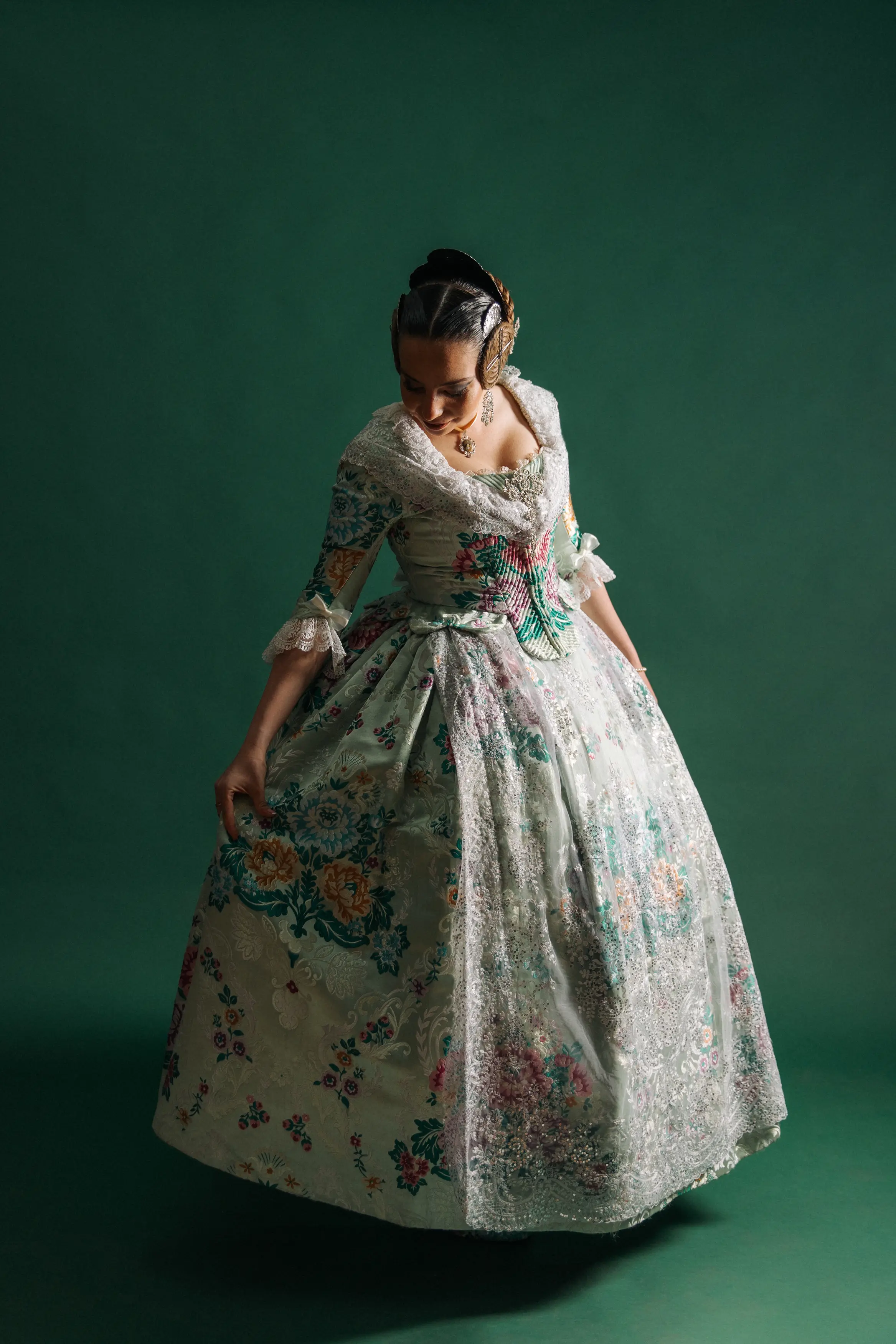 Mujer vestida de fallera mirando a fuente de Valencia - Foto 11