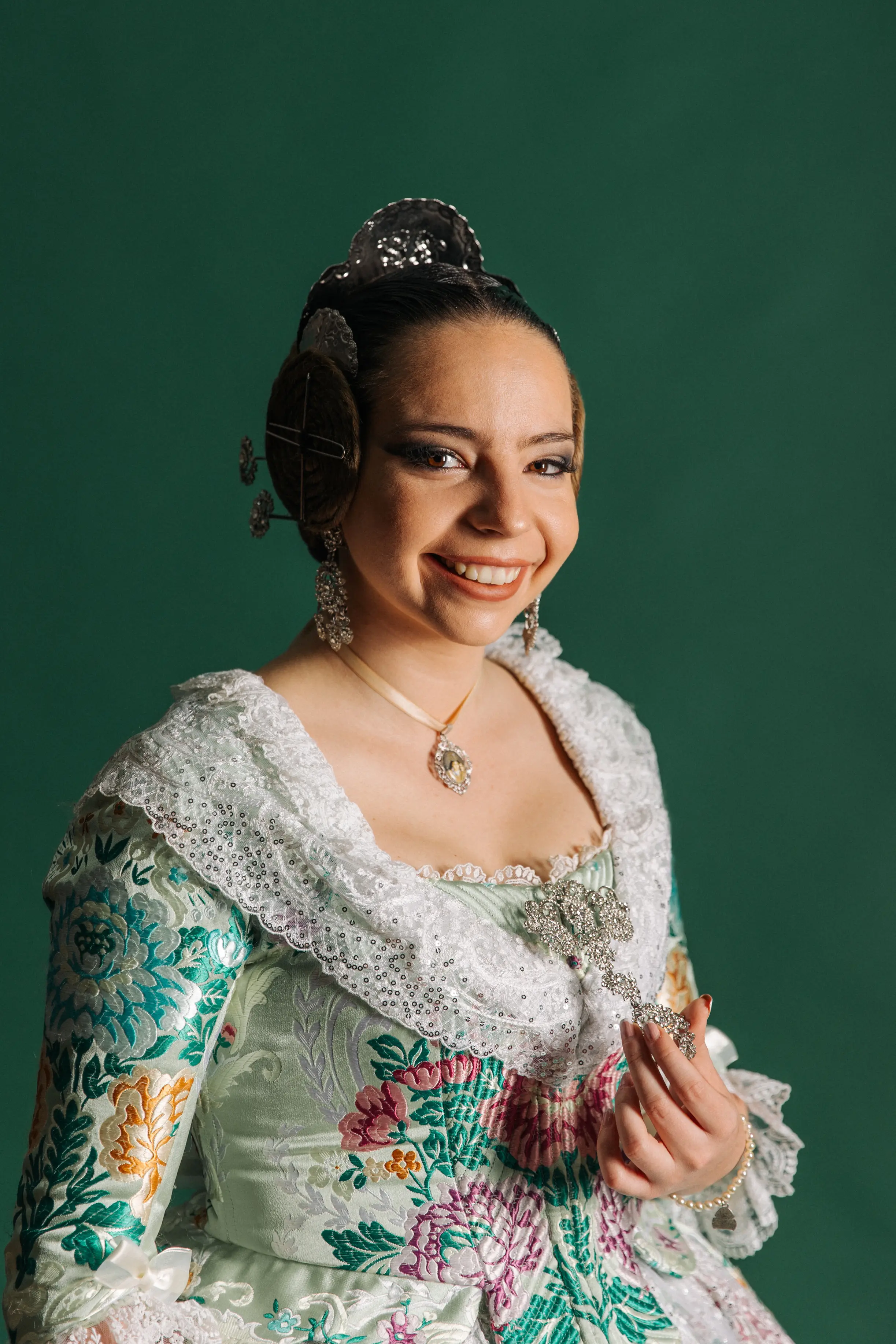 Mujer vestida de fallera mirando a fuente de Valencia - Foto 16