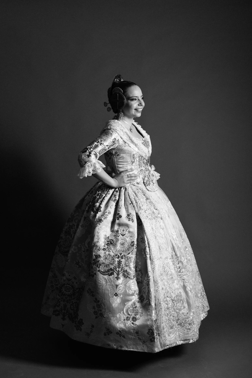 Mujer vestida de fallera mirando a fuente de Valencia - Foto 19
