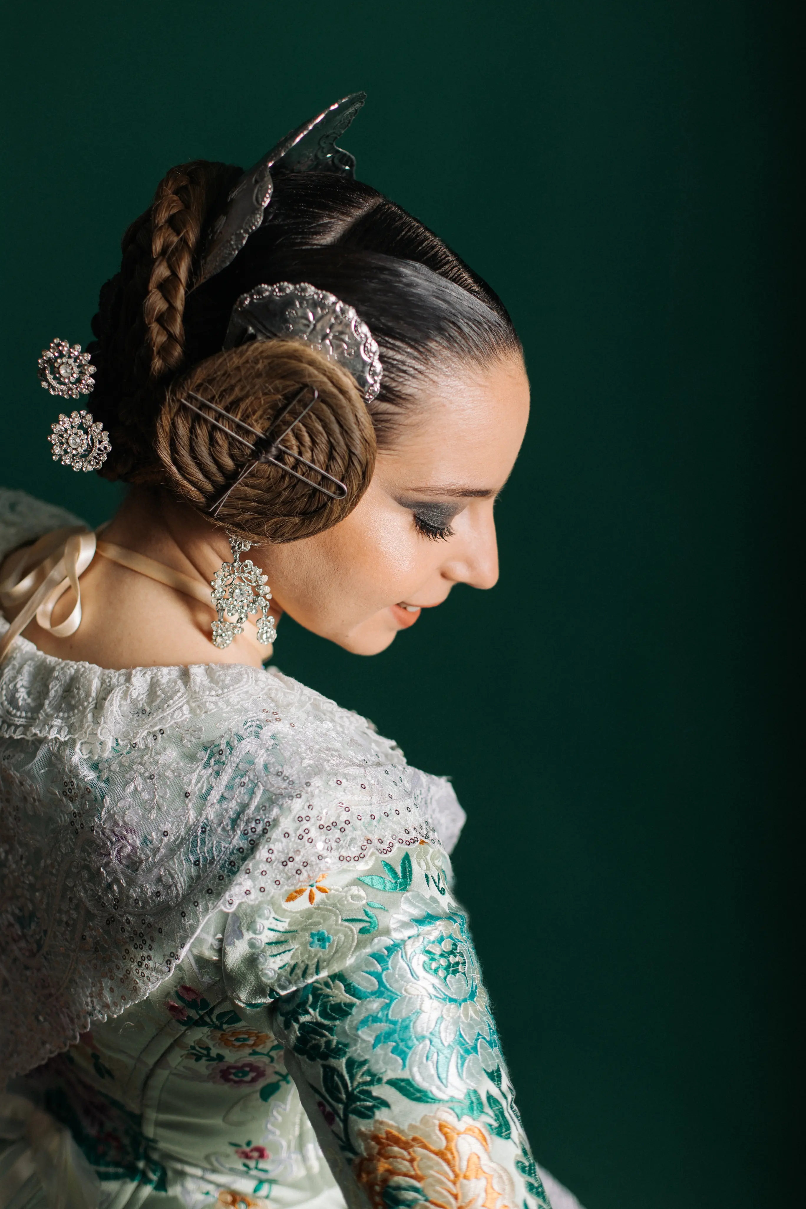 Mujer vestida de fallera mirando a fuente de Valencia - Foto 4
