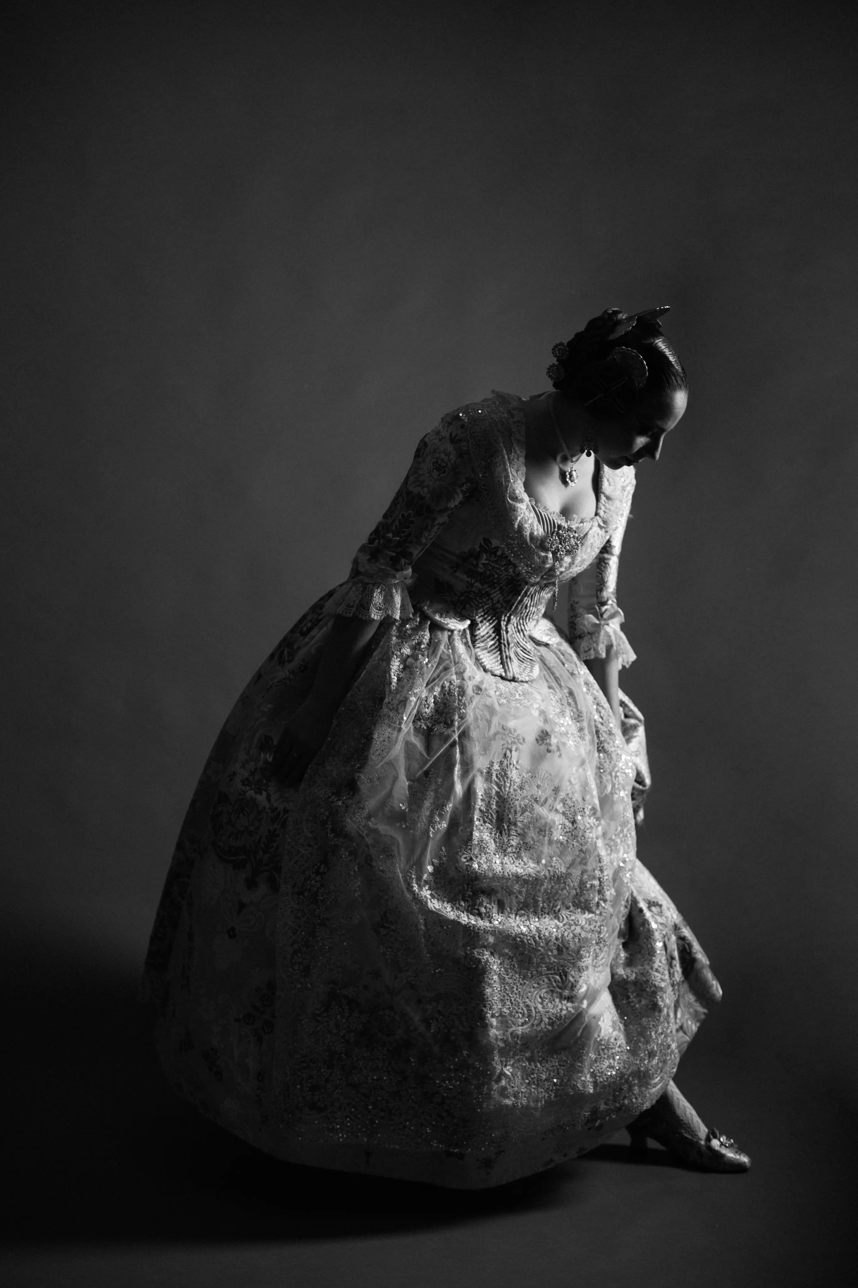 Mujer vestida de fallera mirando a fuente de Valencia - Foto 6