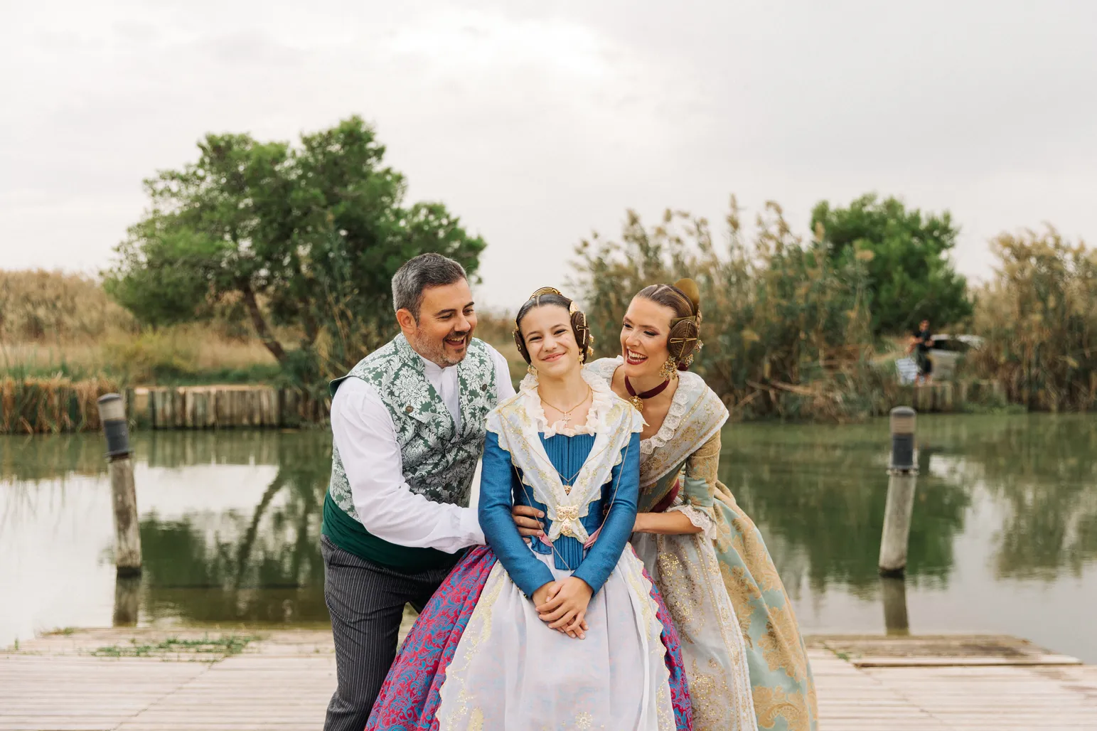 Representantes falleros sonrientes vestidos de fallero - Foto 11